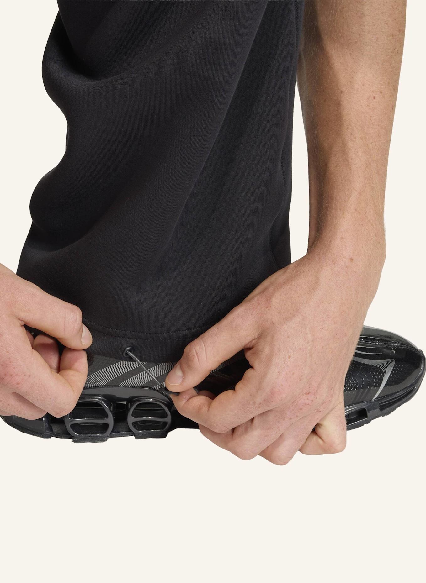 adidas Originals SPACER CUTLINE OPEN HEM HOSE: SCHWARZ