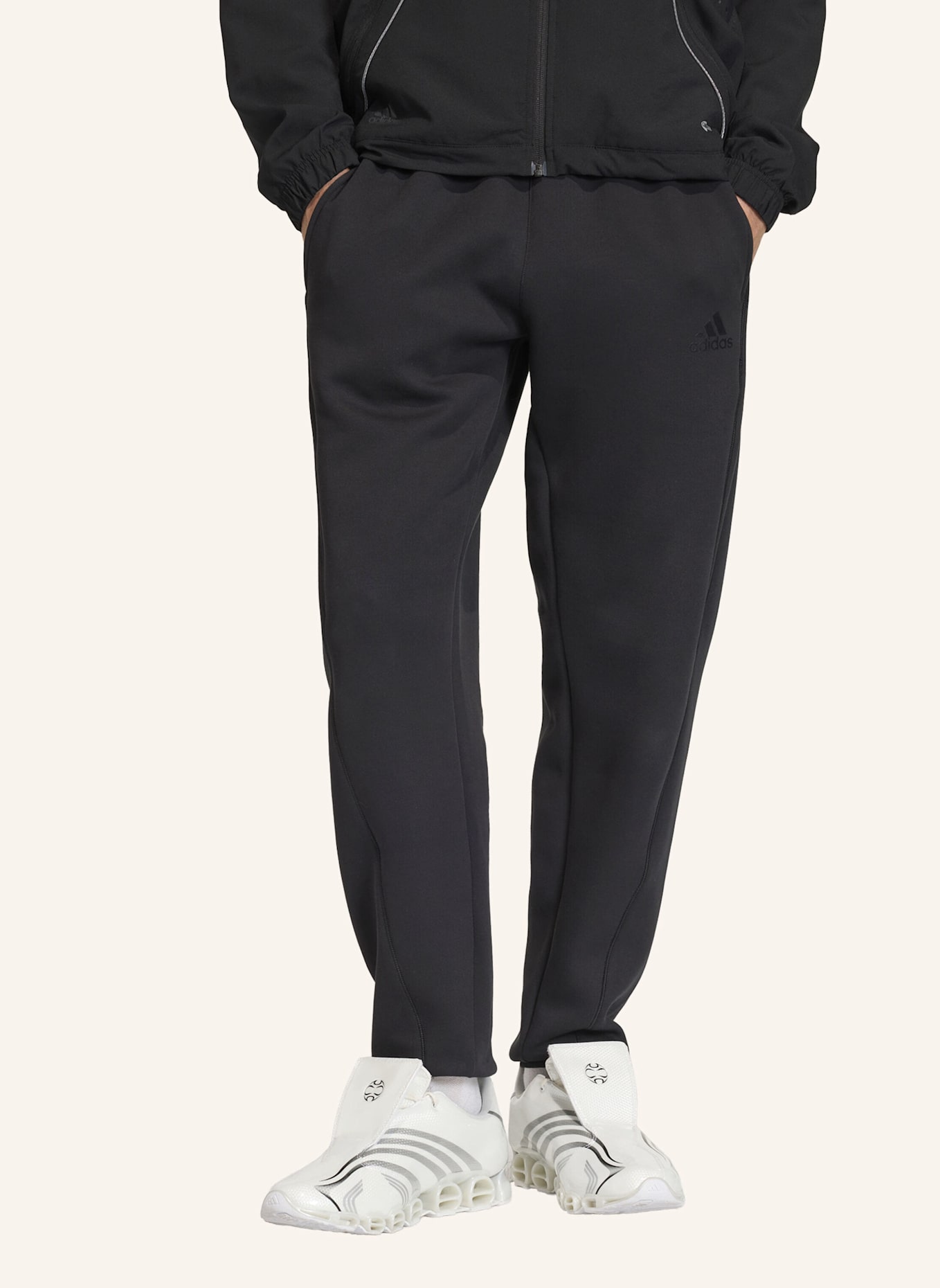 adidas Originals SPACER CUTLINE REGULAR CUFFED HOSE: SCHWARZ