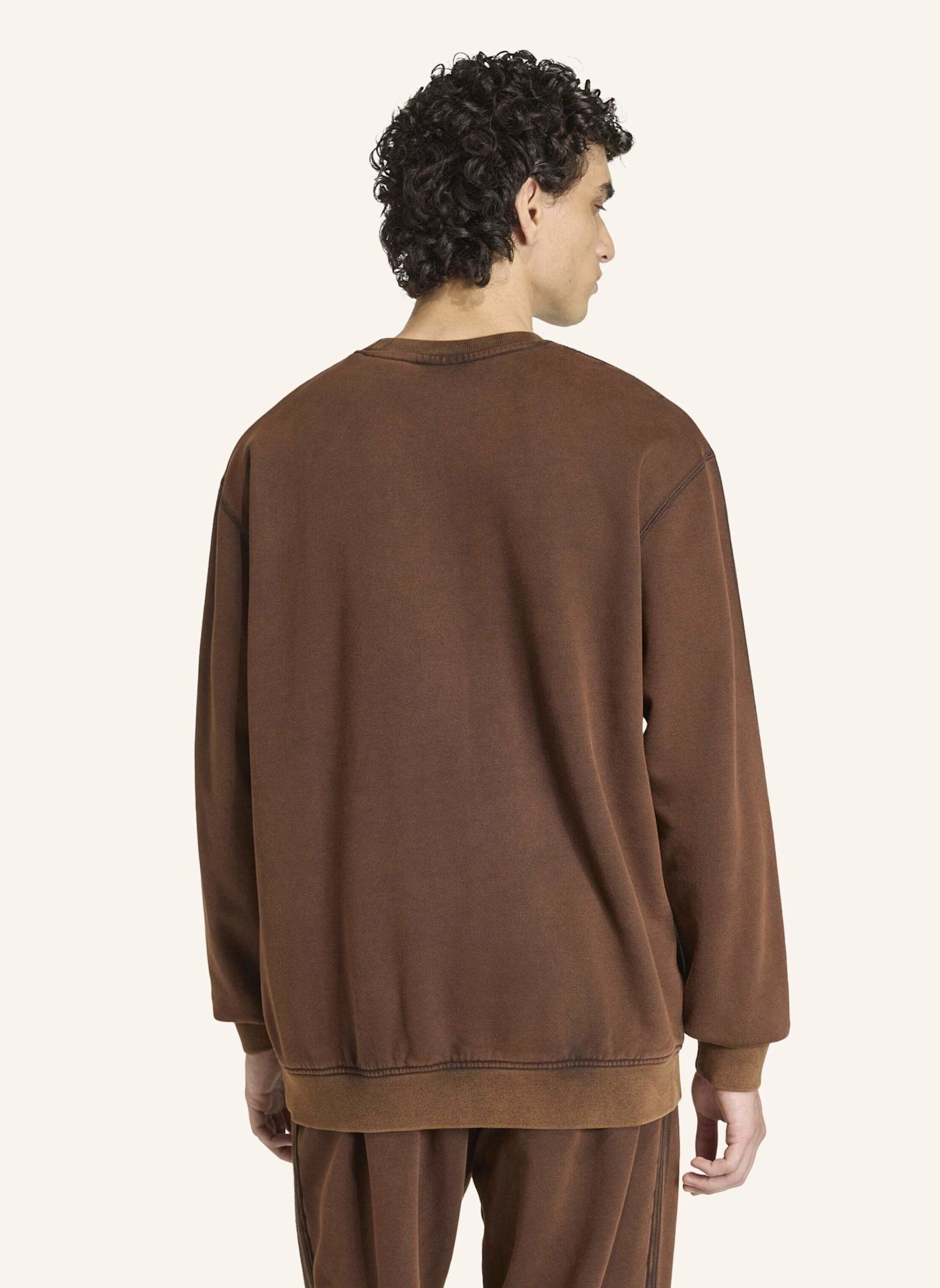adidas Originals PREMIUM ESSENTIALS RETRO WASHED SWEATSHIRT MIT RUNDHALSAUSSCHNITT: BRAUN