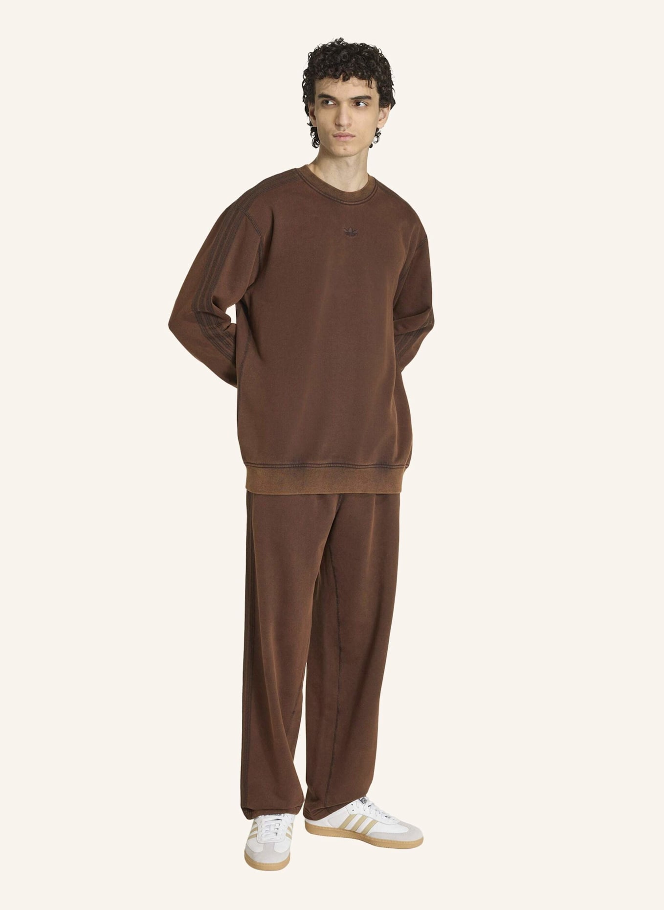 adidas Originals PREMIUM ESSENTIALS RETRO WASHED SWEATSHIRT MIT RUNDHALSAUSSCHNITT: BRAUN