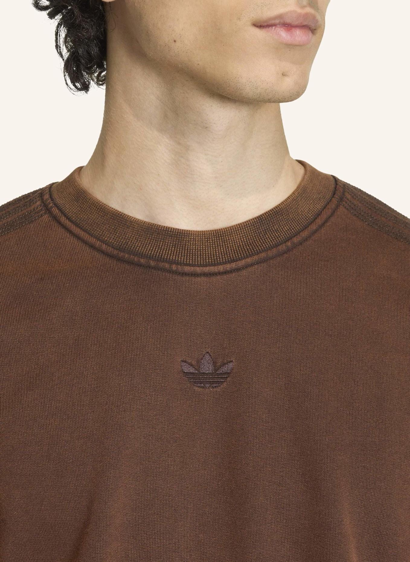 adidas Originals PREMIUM ESSENTIALS RETRO WASHED SWEATSHIRT MIT RUNDHALSAUSSCHNITT: BRAUN