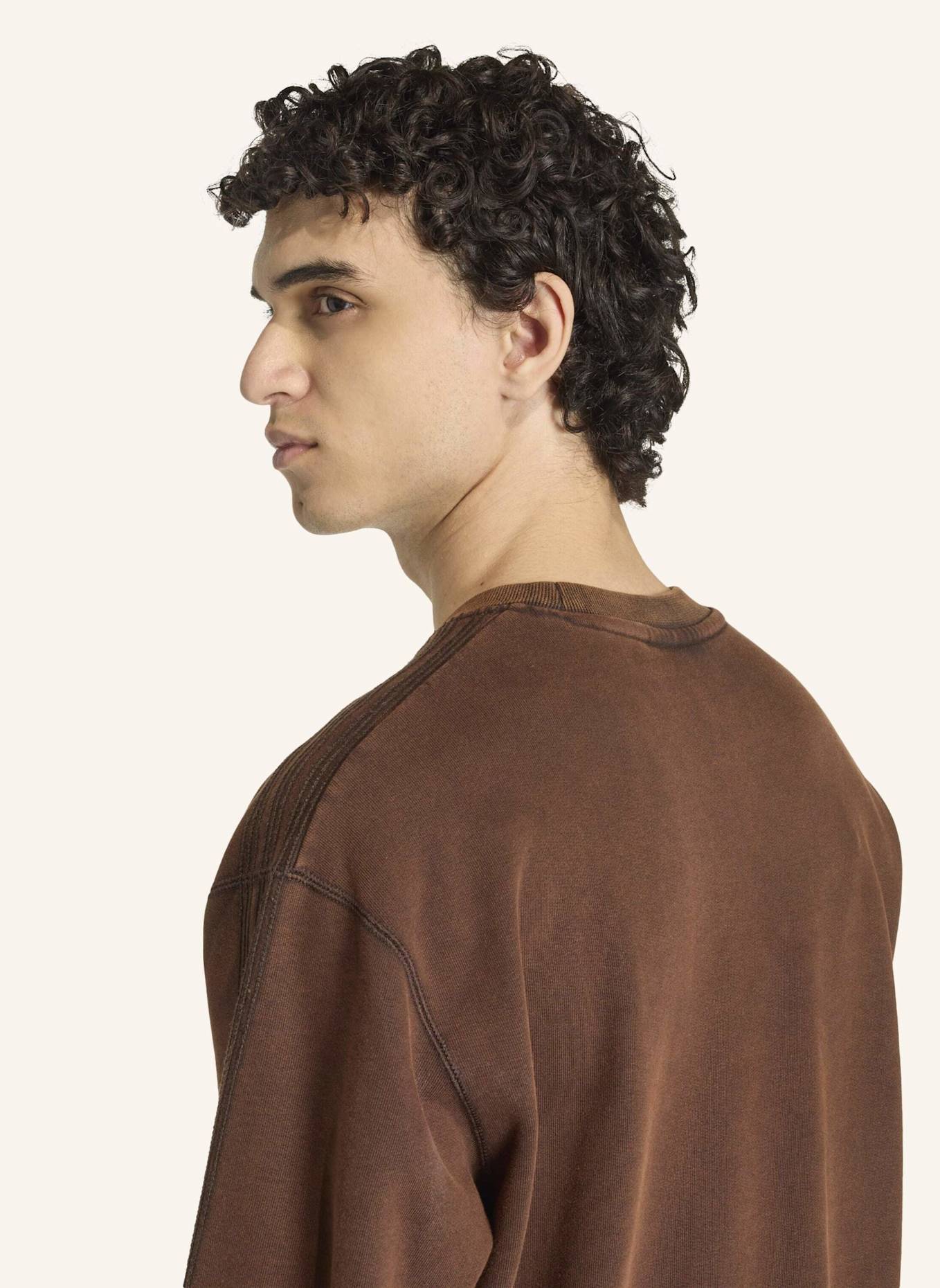 adidas Originals PREMIUM ESSENTIALS RETRO WASHED SWEATSHIRT MIT RUNDHALSAUSSCHNITT: BRAUN