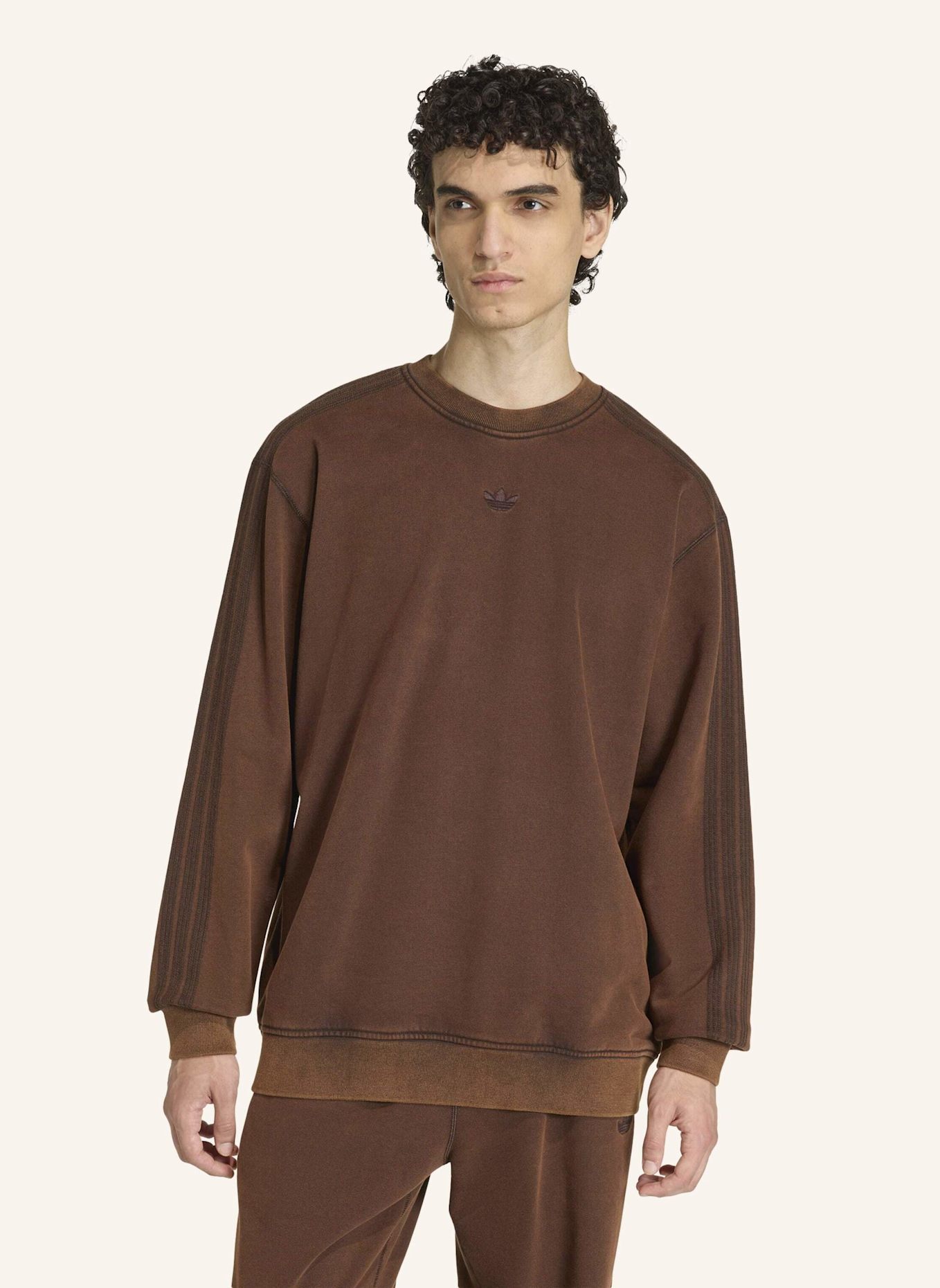 adidas Originals PREMIUM ESSENTIALS RETRO WASHED SWEATSHIRT MIT RUNDHALSAUSSCHNITT: BRAUN