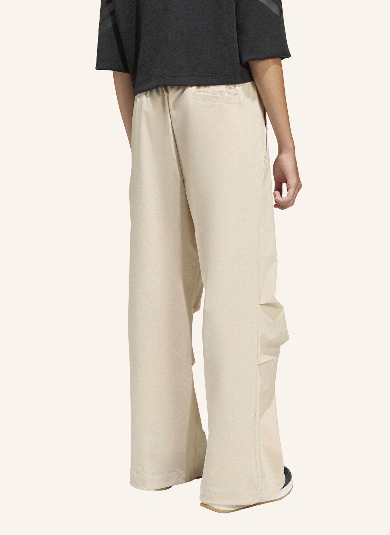 adidas FUTURE ICONS WIDE STRETCH WOVEN HOSE: BEIGE/ GRÜN