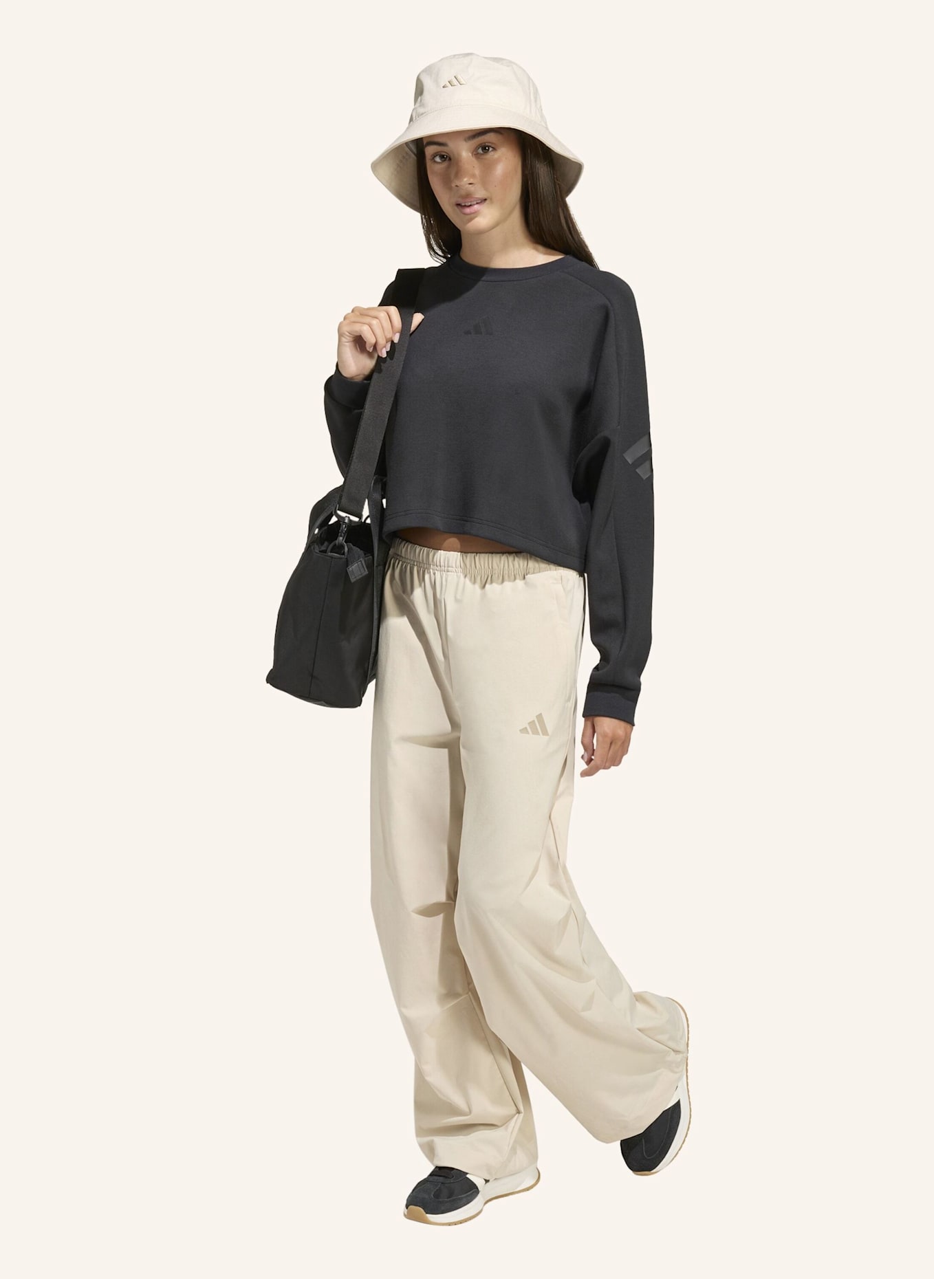 adidas FUTURE ICONS WIDE STRETCH WOVEN HOSE: BEIGE/ GRÜN