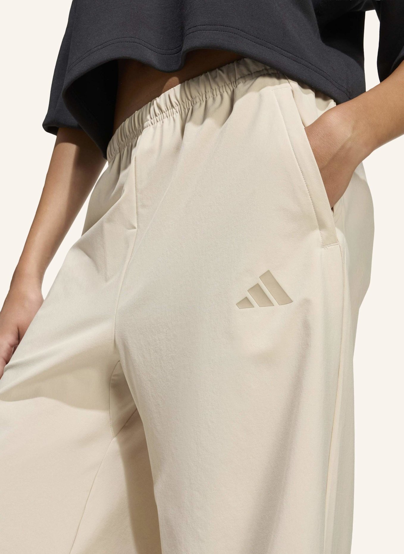 adidas FUTURE ICONS WIDE STRETCH WOVEN HOSE: BEIGE/ GRÜN