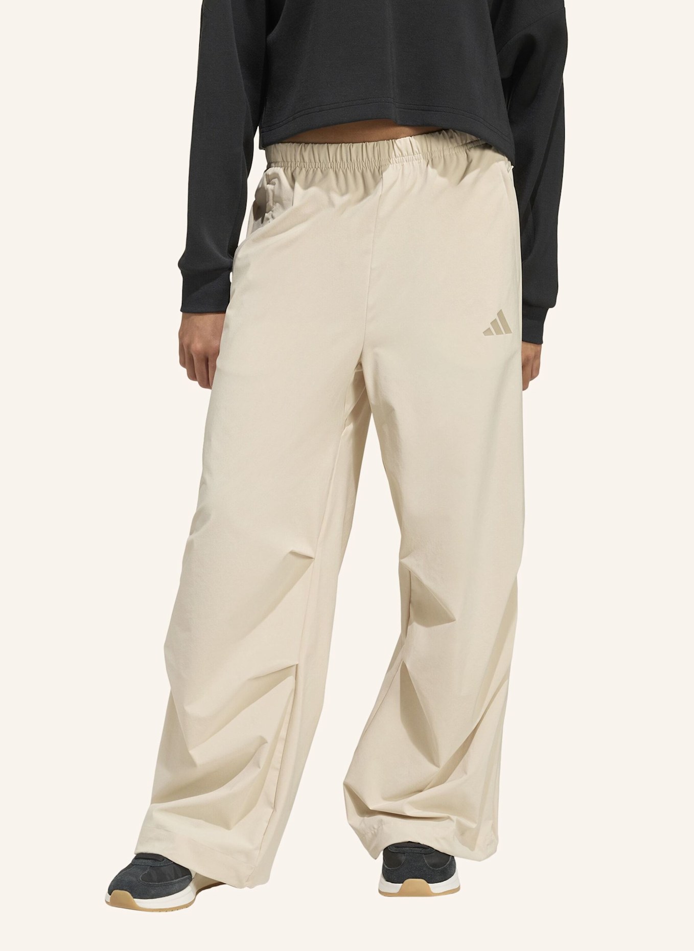 adidas FUTURE ICONS WIDE STRETCH WOVEN HOSE: BEIGE/ GRÜN