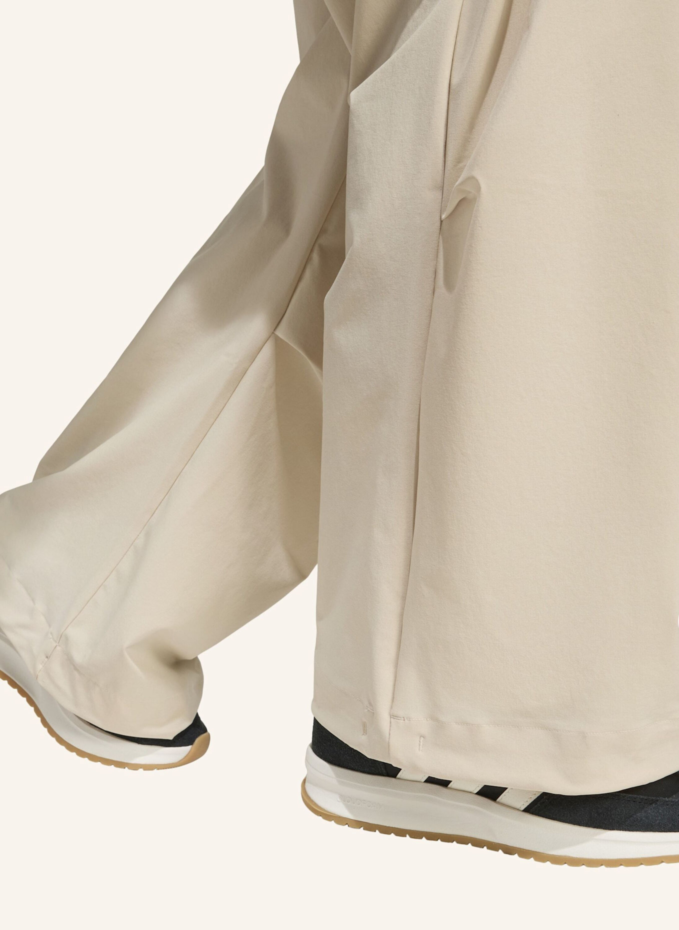 adidas FUTURE ICONS WIDE STRETCH WOVEN HOSE: BEIGE/ GRÜN