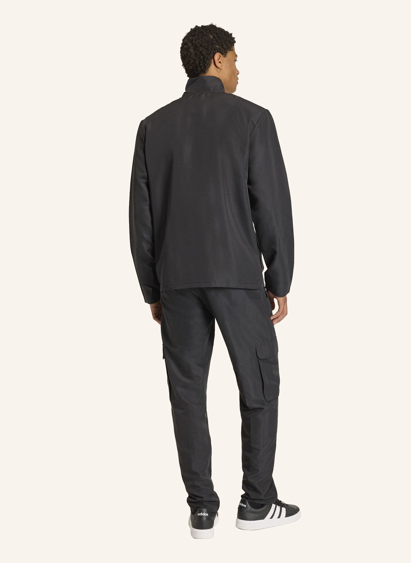 adidas SPORTSWEAR WOVEN CARGO-TRAININGSANZUG: SCHWARZ