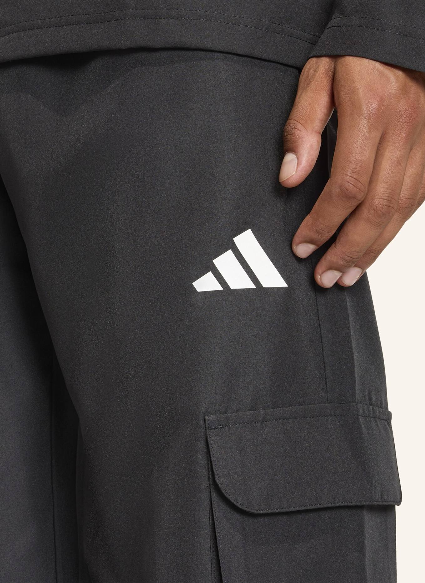 adidas SPORTSWEAR WOVEN CARGO-TRAININGSANZUG: SCHWARZ