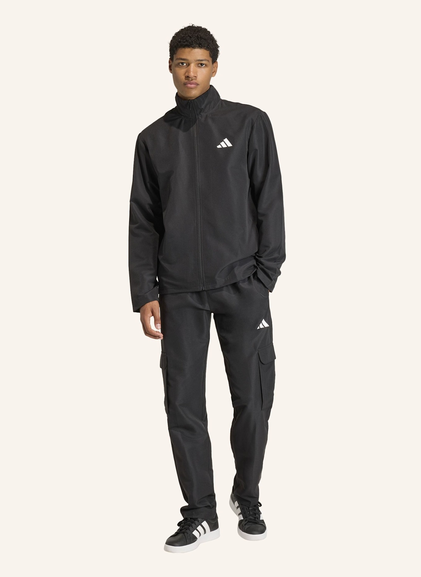 adidas SPORTSWEAR WOVEN CARGO-TRAININGSANZUG: SCHWARZ