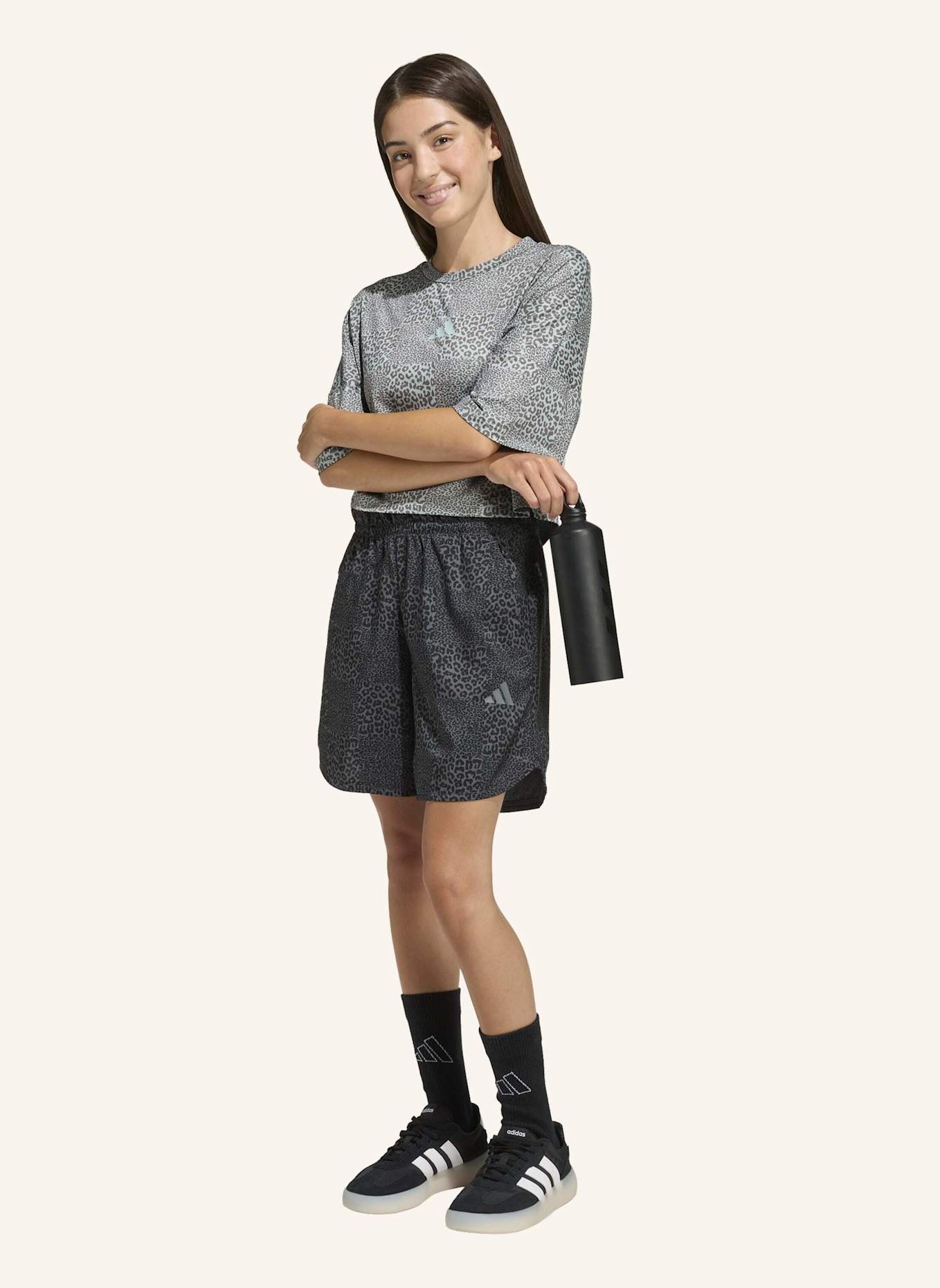 adidas FUTURE ICONS ALL OVER T-SHIRT: GRÜN/ GRAU