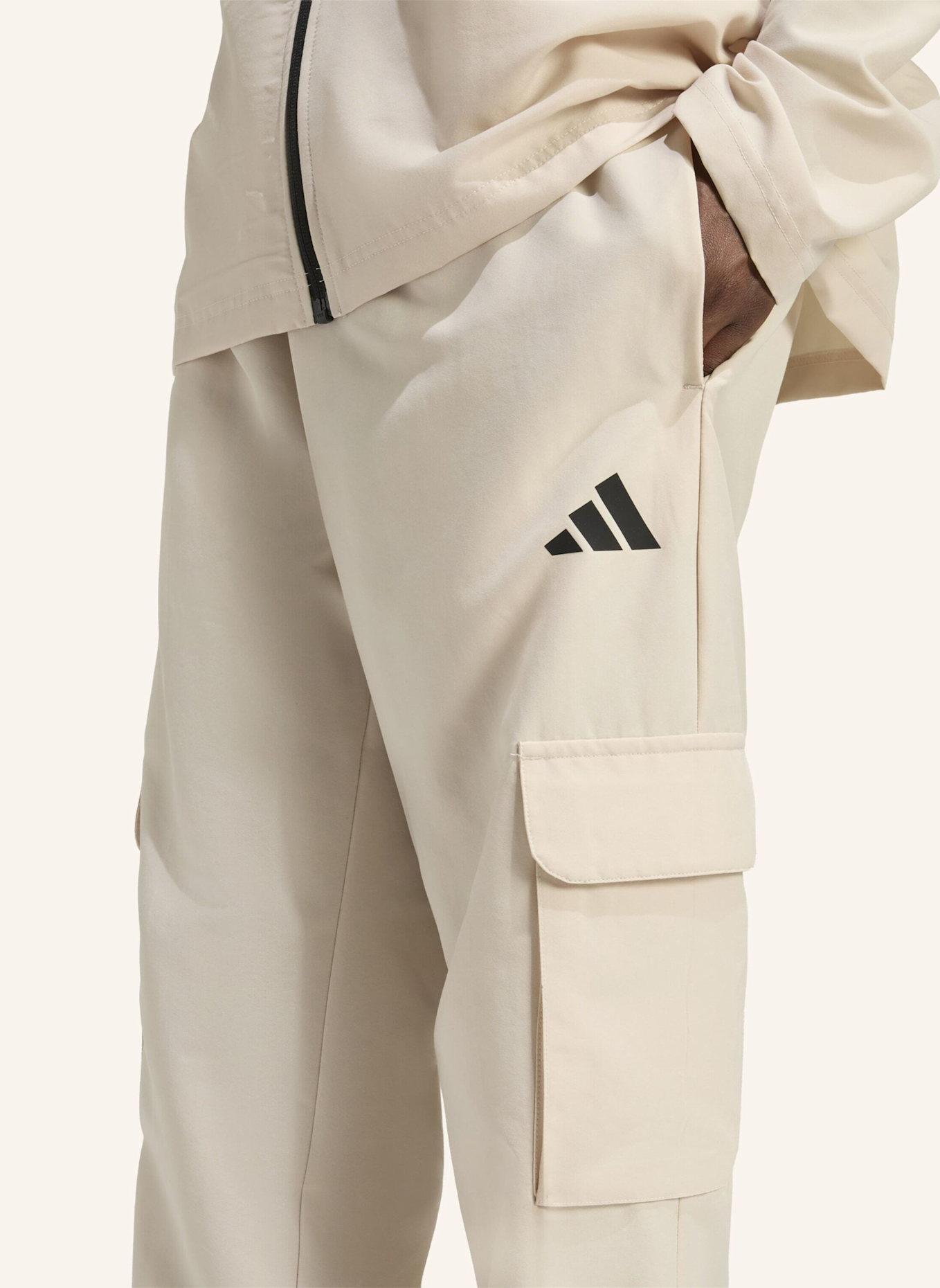 adidas SPORTSWEAR WOVEN CARGO-TRAININGSANZUG: BEIGE