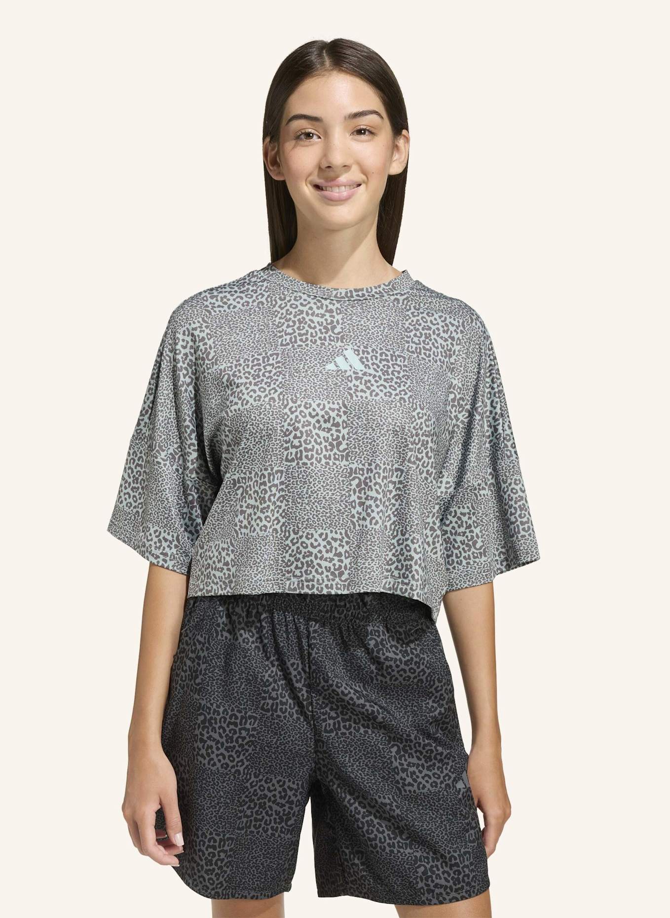 adidas FUTURE ICONS ALL OVER T-SHIRT: GRÜN/ GRAU