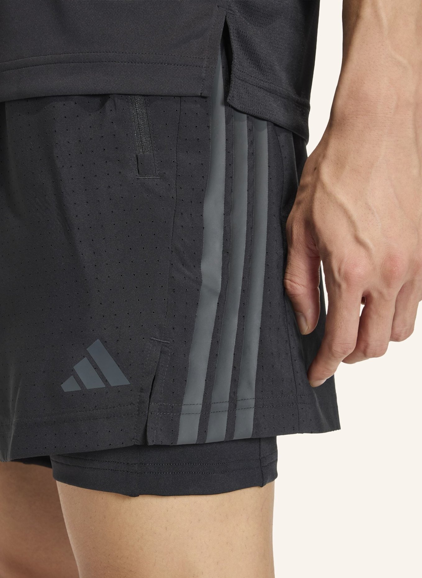 adidas TECH ESSENTIALS WORKOUT 2IN1 SHORTS: SCHWARZ