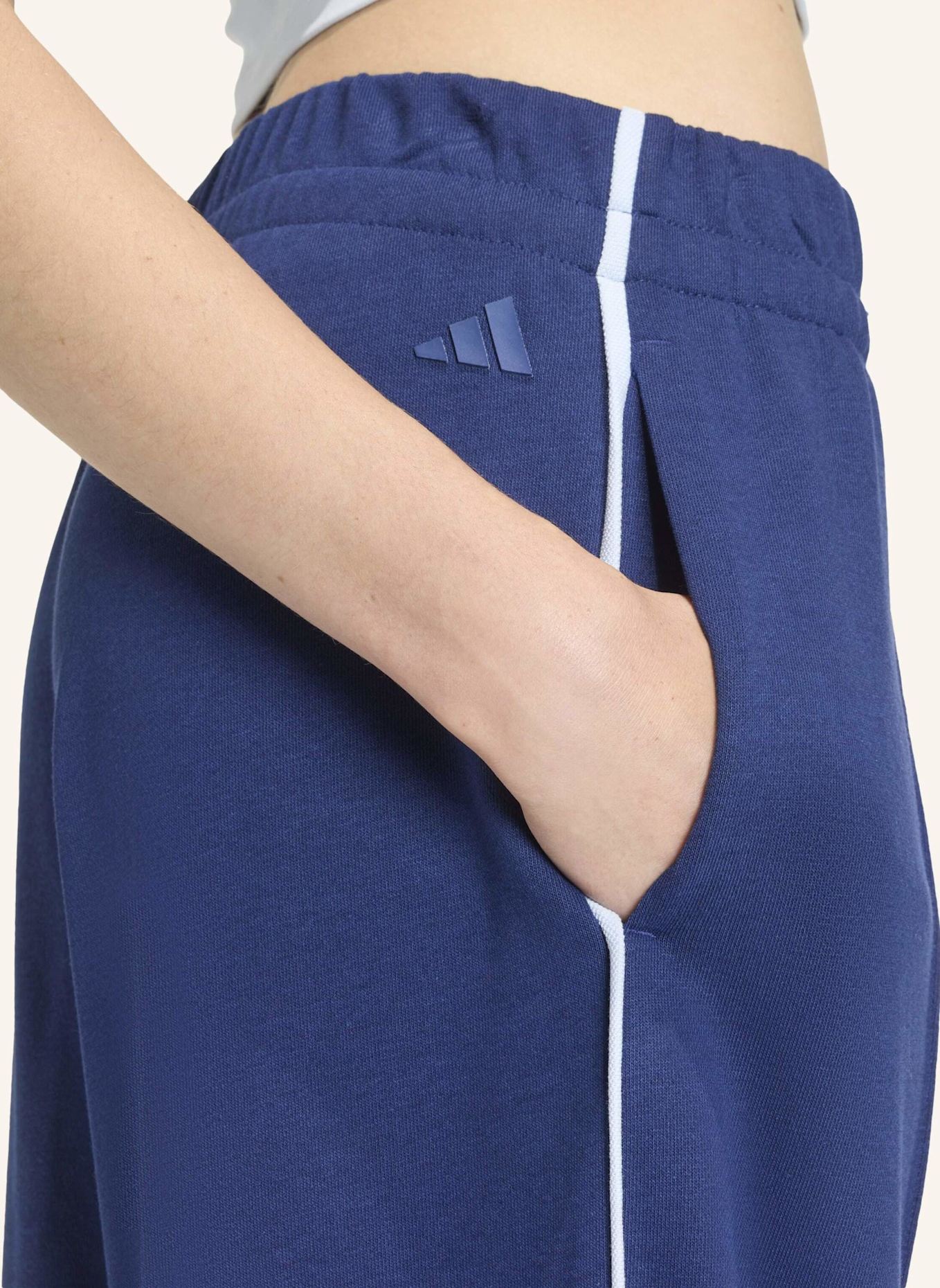 adidas SEASONAL ESSENTIALS COLOURPOP HOSE MIT AUFGESTICKTER GRAFIK: BLAU/ WEISS