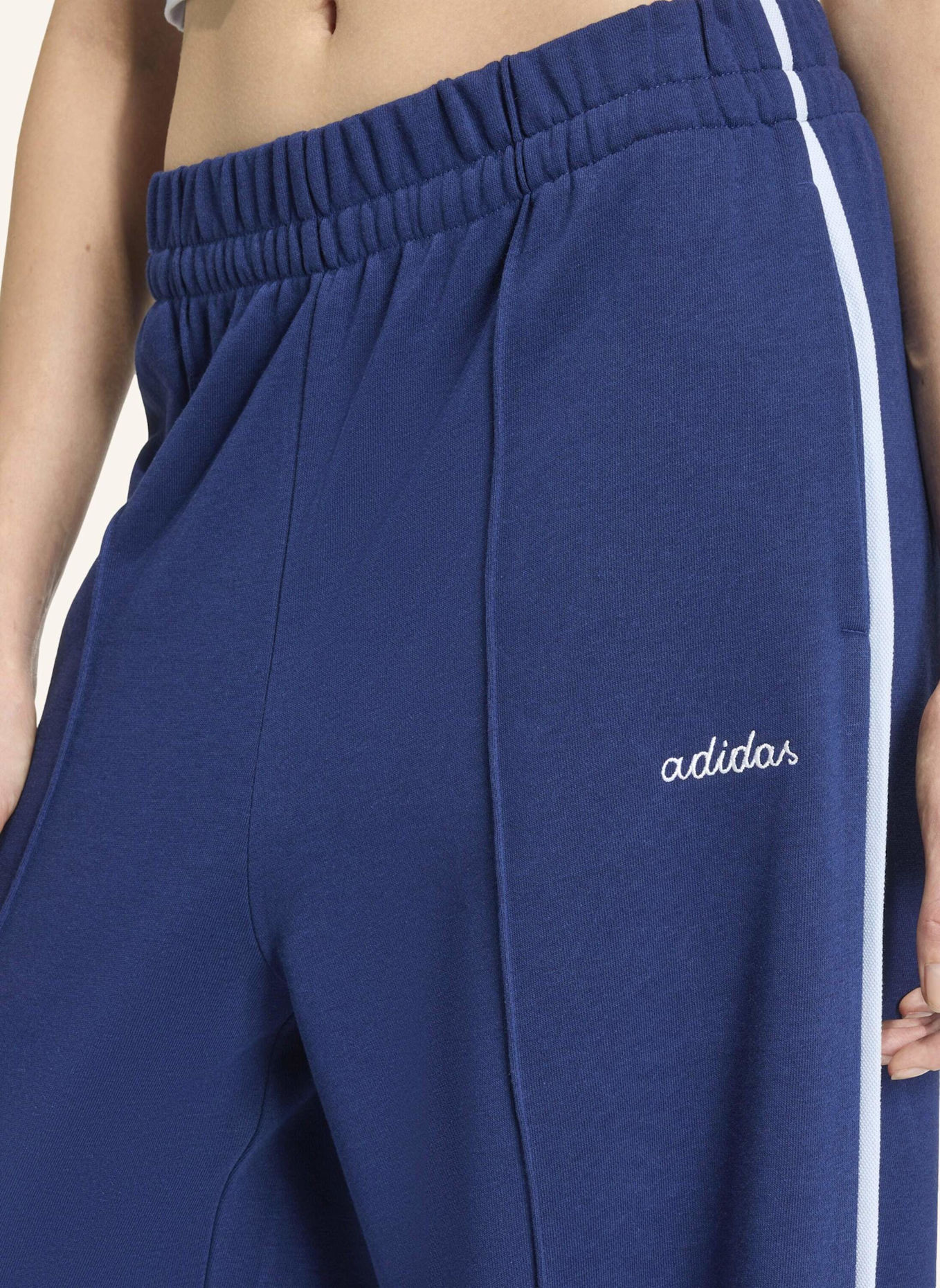 adidas SEASONAL ESSENTIALS COLOURPOP HOSE MIT AUFGESTICKTER GRAFIK: BLAU/ WEISS