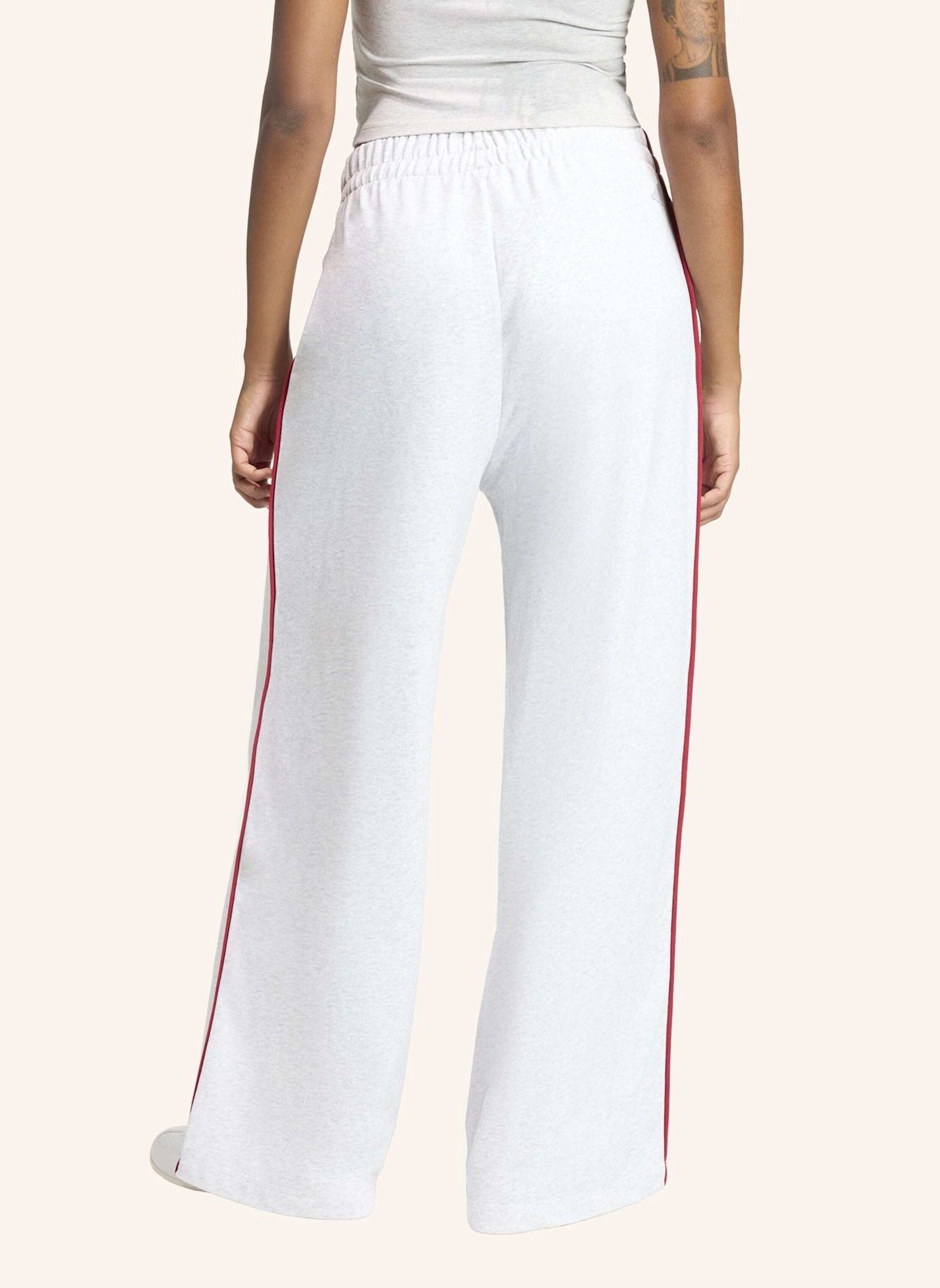 adidas SEASONAL ESSENTIALS COLOURPOP HOSE MIT AUFGESTICKTER GRAFIK: GRAU/ ROT