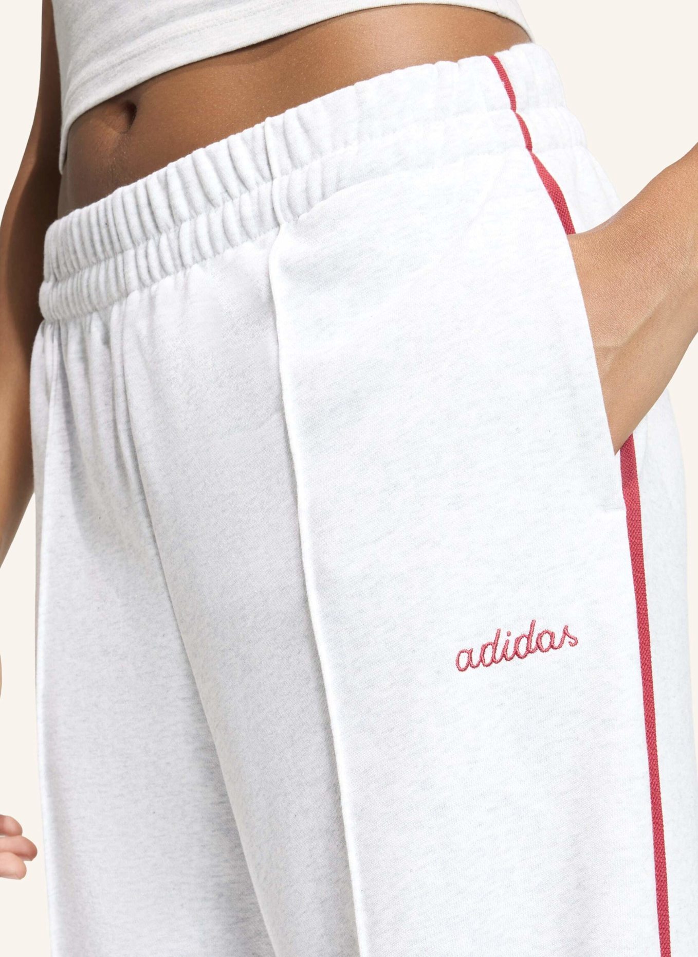 adidas SEASONAL ESSENTIALS COLOURPOP HOSE MIT AUFGESTICKTER GRAFIK: GRAU/ ROT