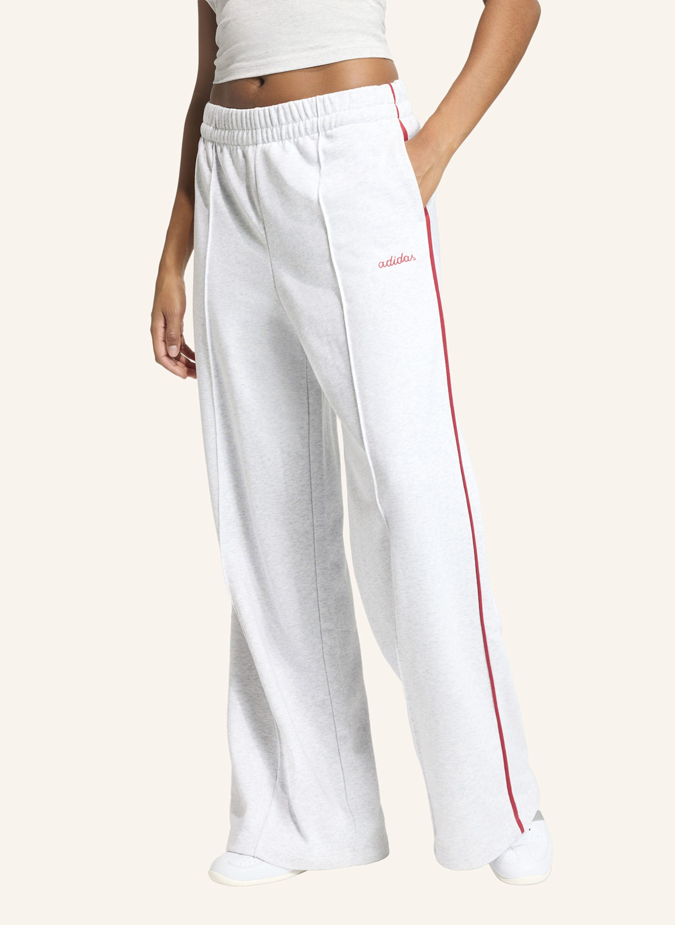 adidas SEASONAL ESSENTIALS COLOURPOP HOSE MIT AUFGESTICKTER GRAFIK: GRAU/ ROT