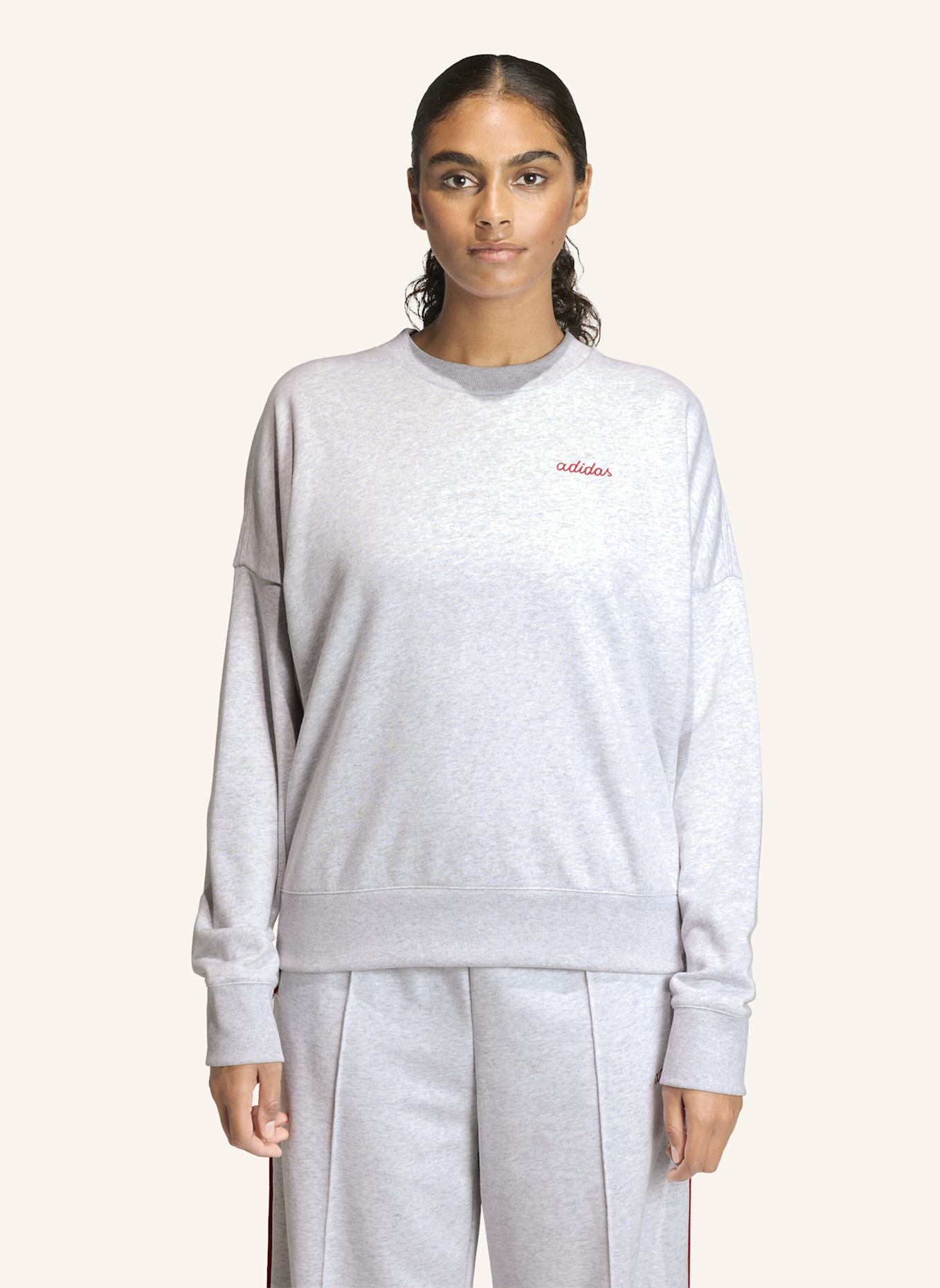 adidas SEASONAL ESSENTIALS COLORPOP SWEATSHIRT MIT AUFGESTICKTER GRAFIK: GRAU/ ROT