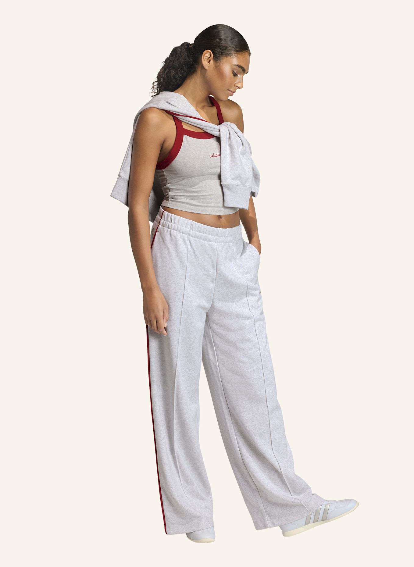 adidas SEASONAL ESSENTIALS COLORPOP SWEATSHIRT MIT AUFGESTICKTER GRAFIK: GRAU/ ROT