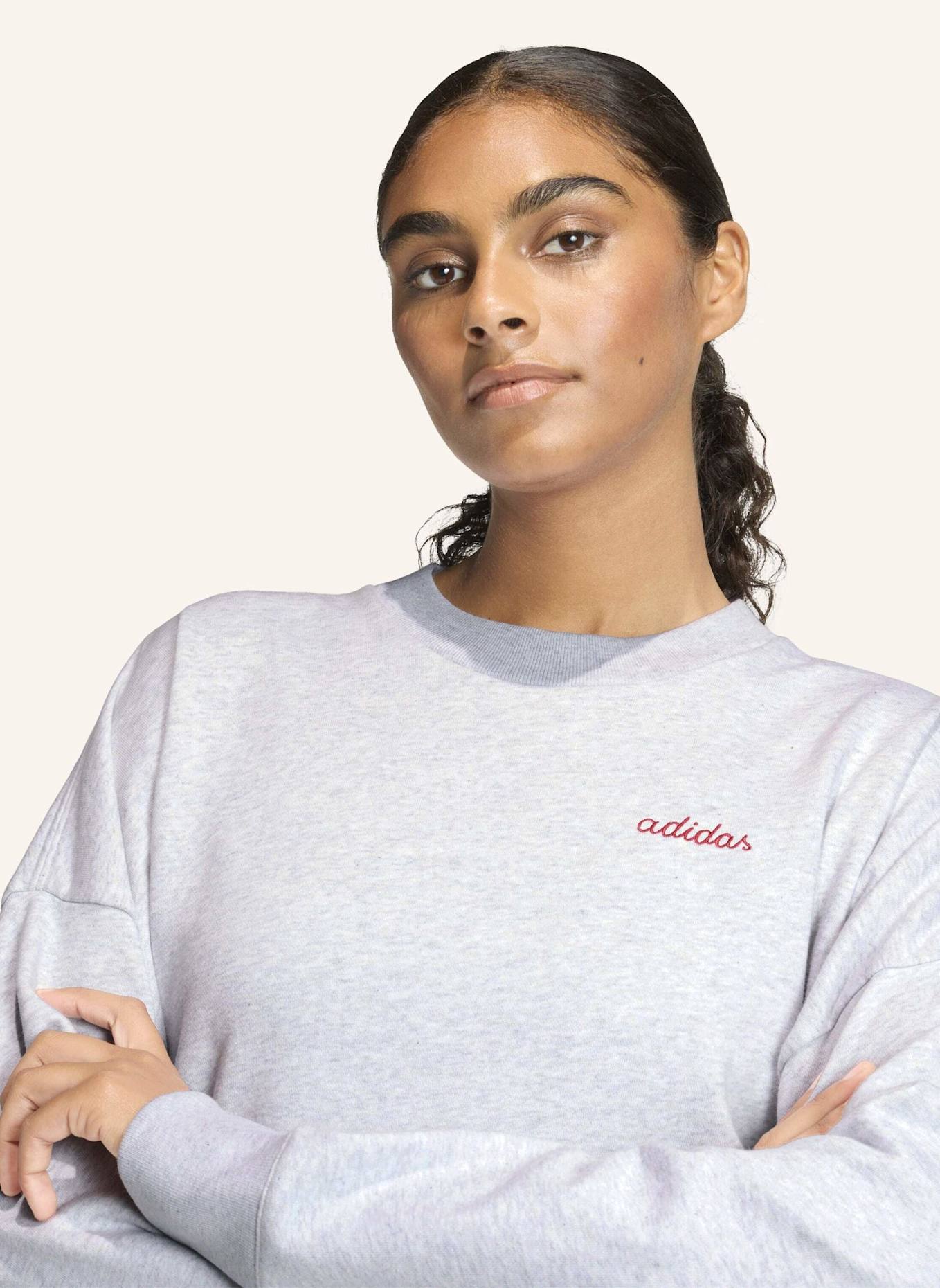 adidas SEASONAL ESSENTIALS COLORPOP SWEATSHIRT MIT AUFGESTICKTER GRAFIK: GRAU/ ROT