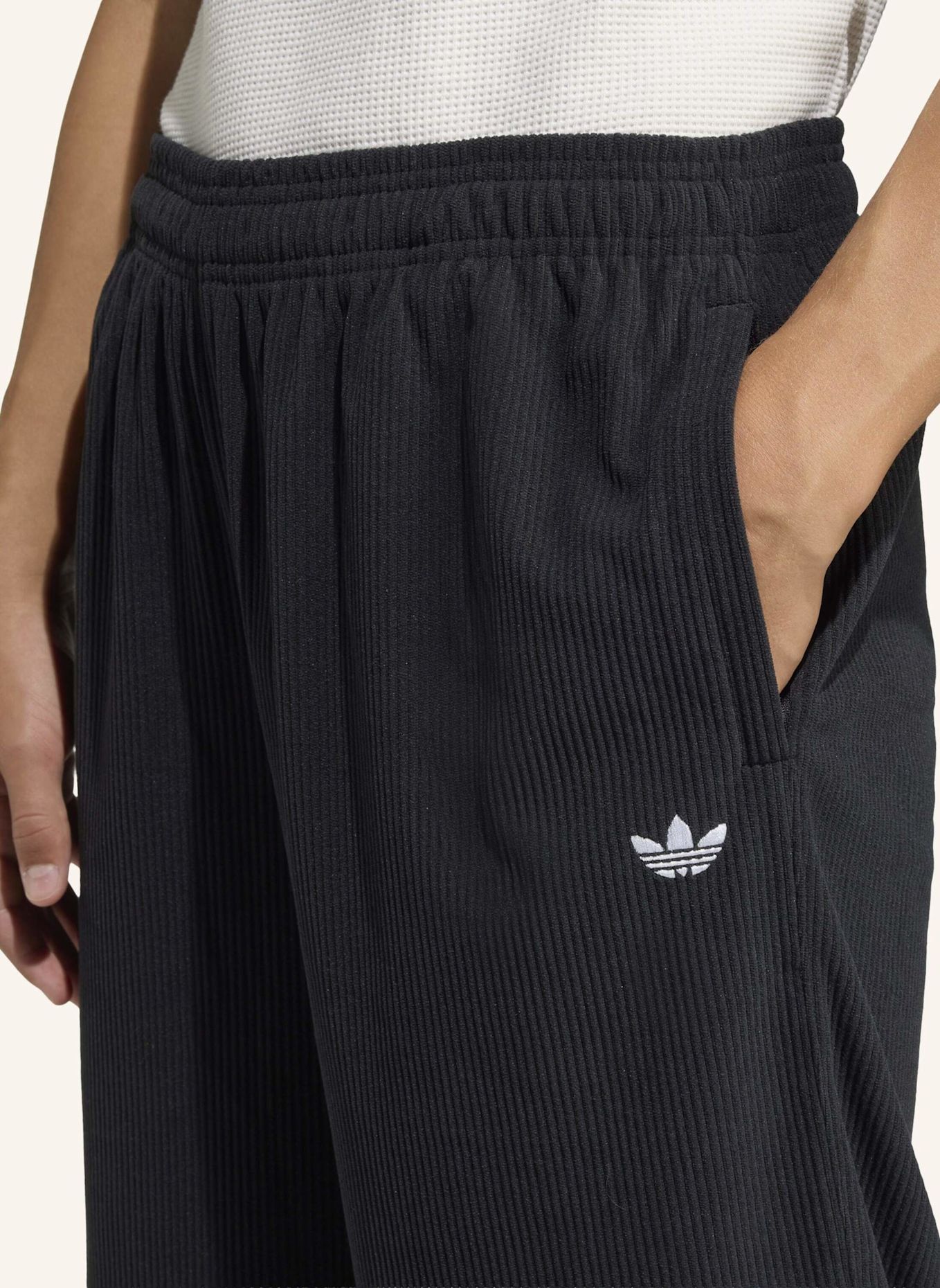 adidas Originals Cordhose im Jogging-Stil: SCHWARZ