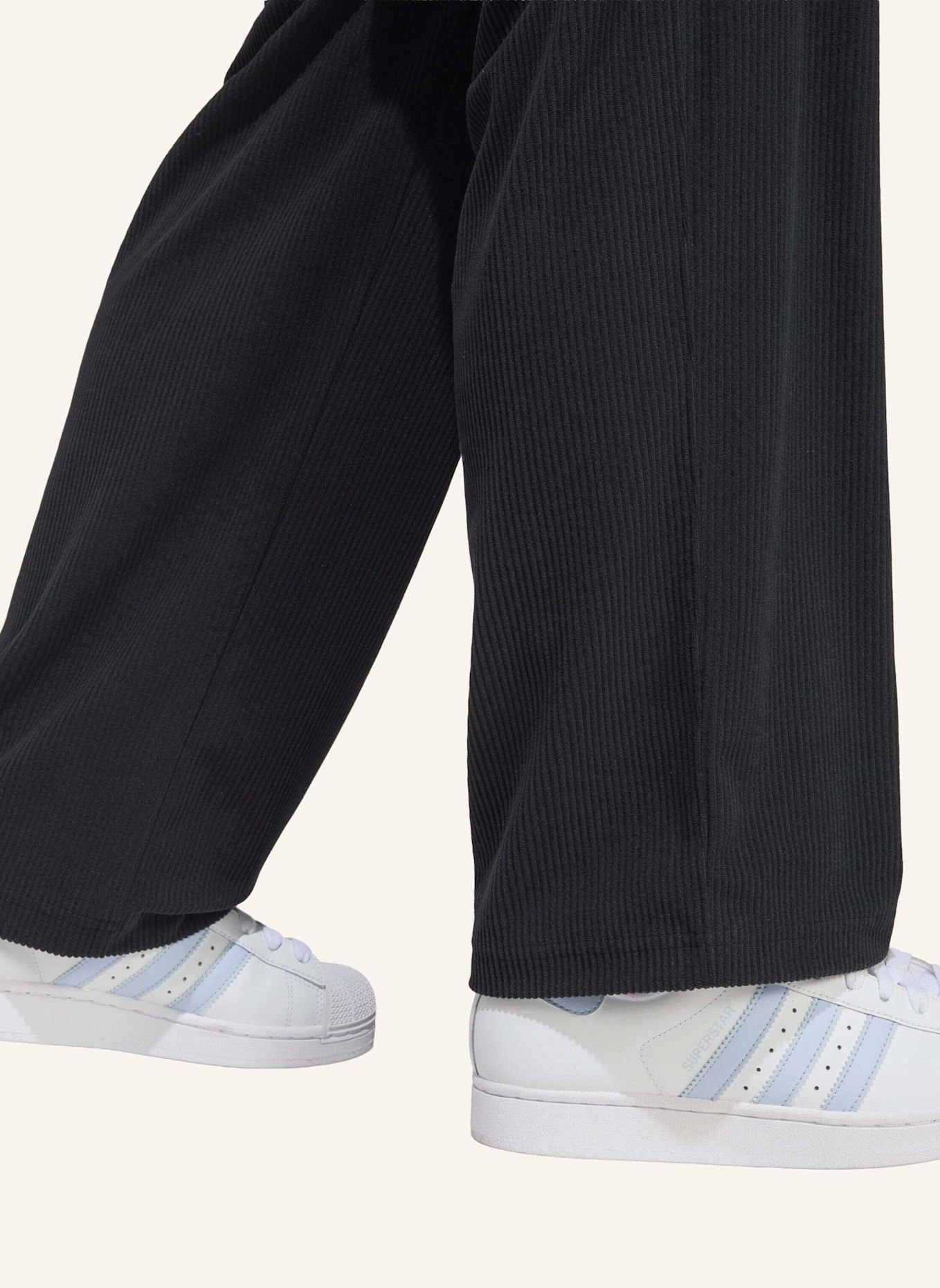 adidas Originals Cordhose im Jogging-Stil: SCHWARZ
