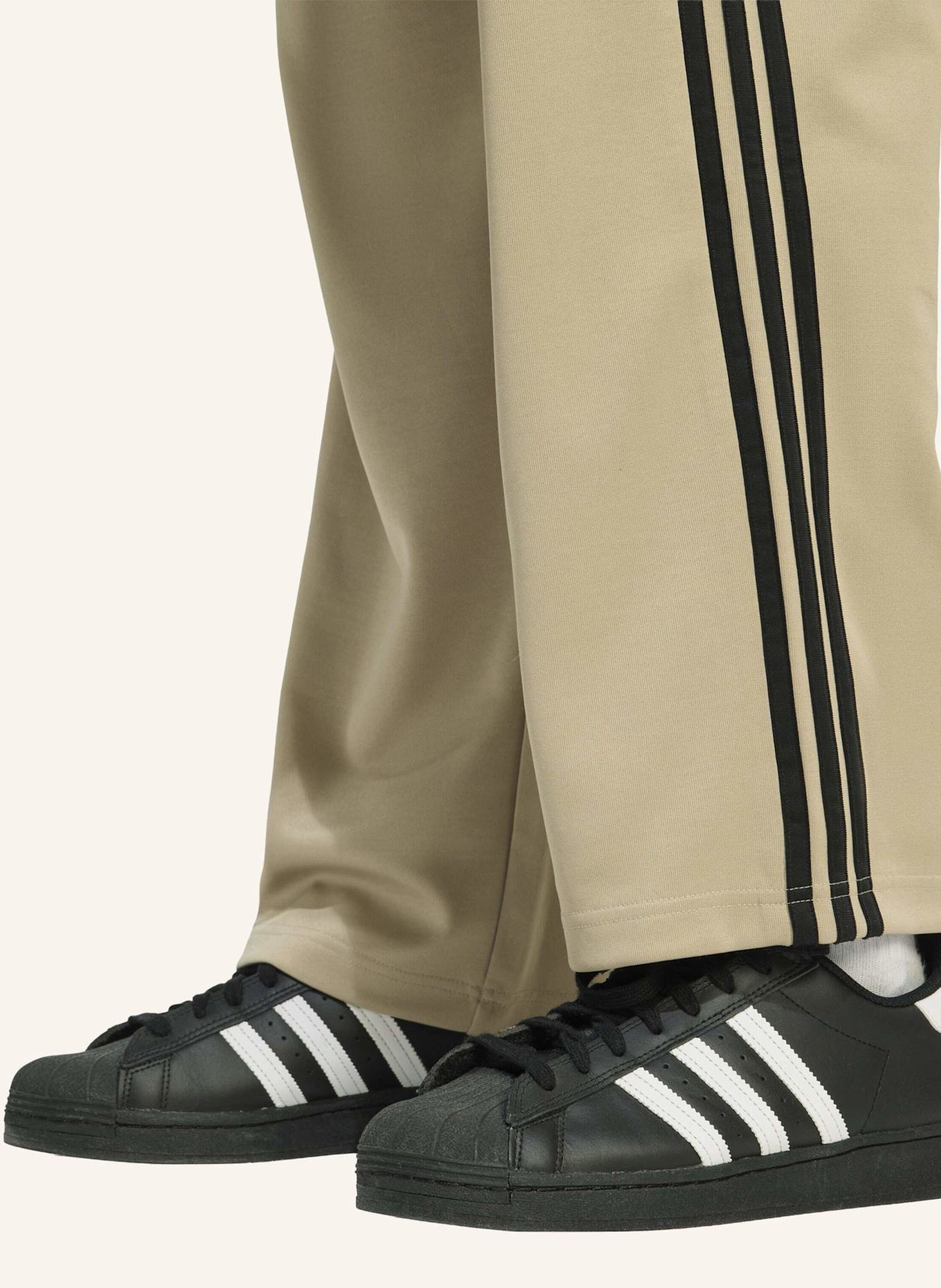 adidas Originals ADICOLOR LOOSE TRACKPANTS: SCHWARZ