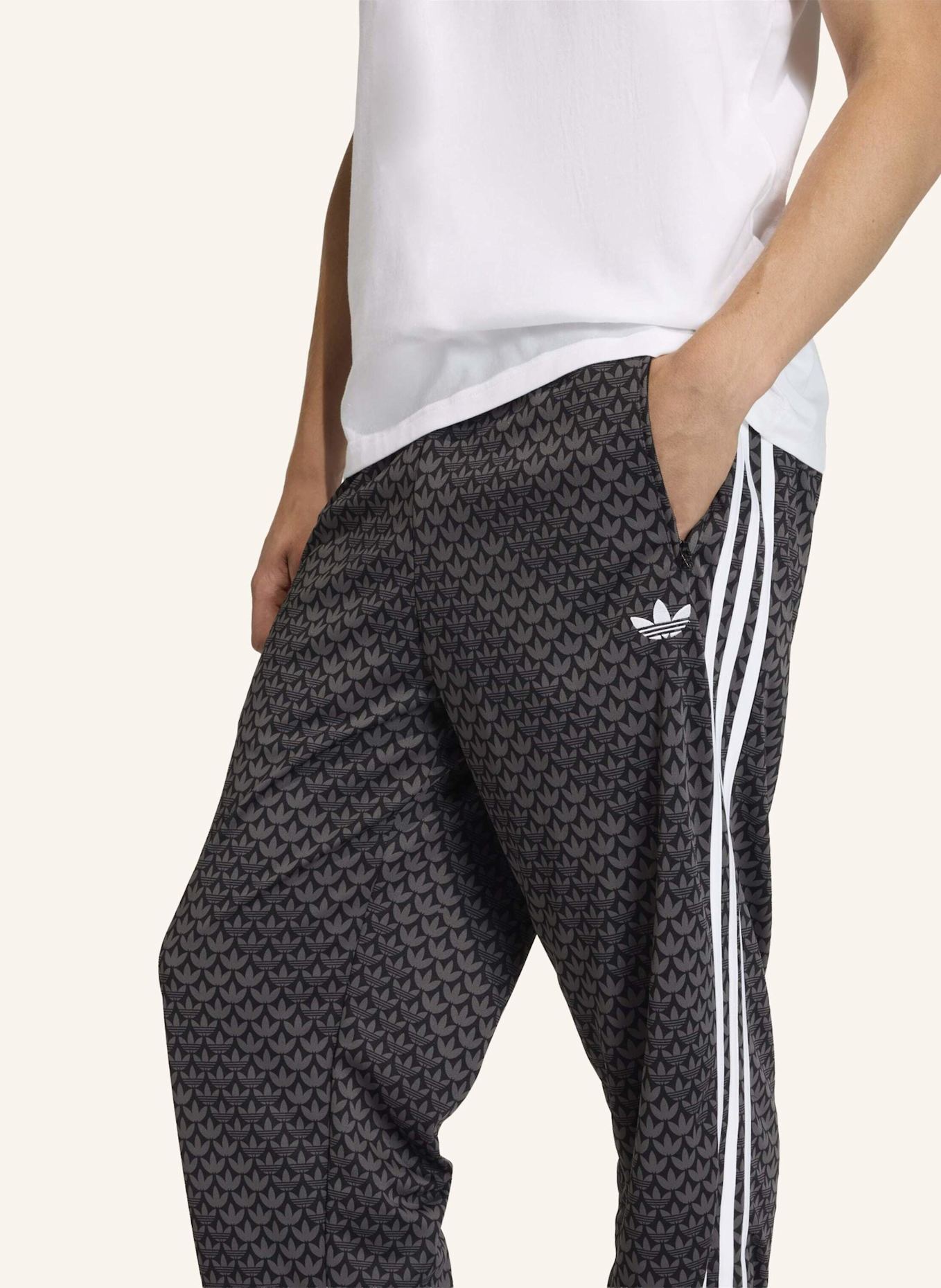 adidas Originals FIREBIRD LOOSE MONOGRAMM TRAININGSHOSE: SCHWARZ