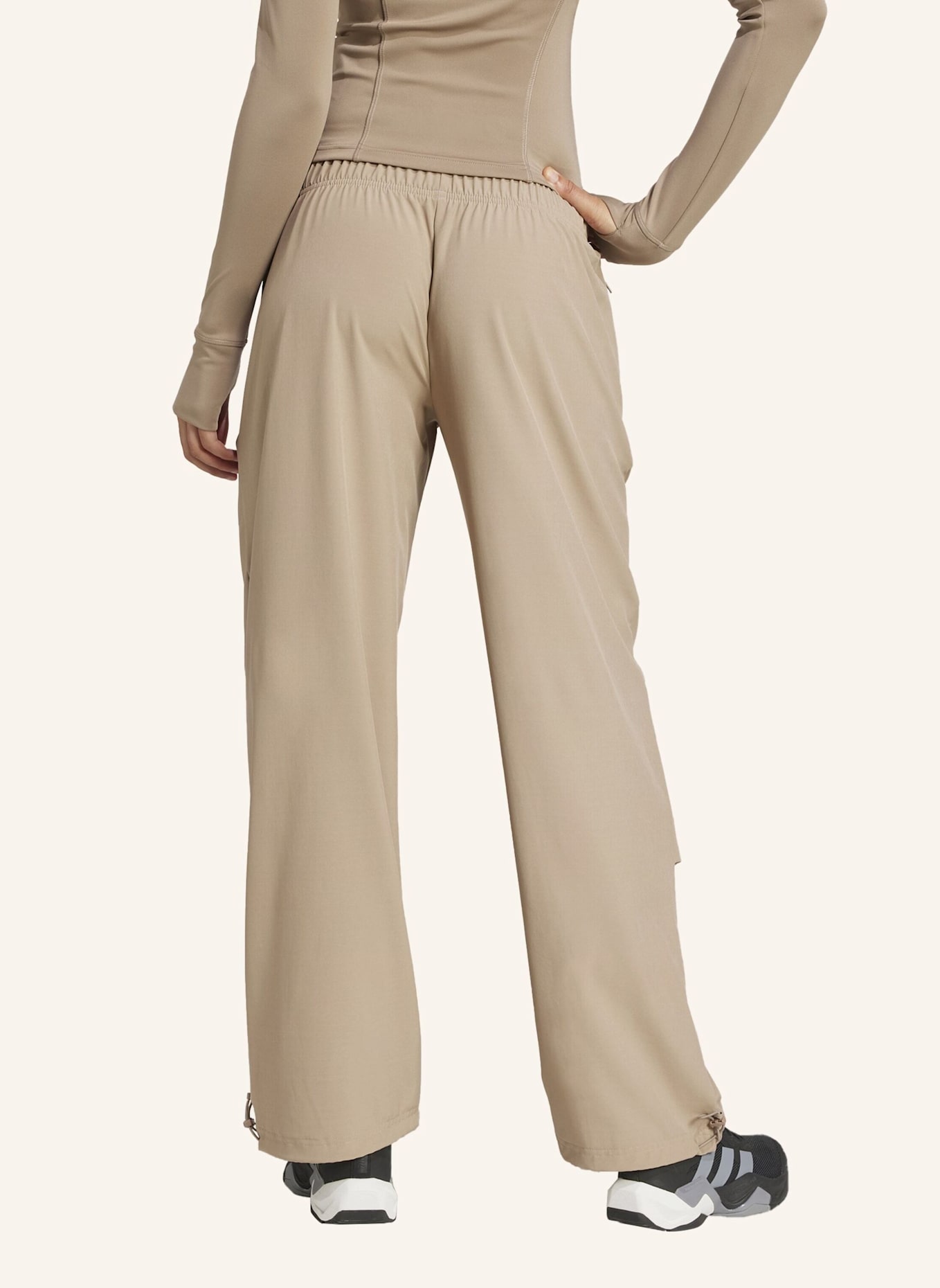 adidas WORKOUT ESSENTIALS GEWEBTE TRAININGSHOSE: BRAUN