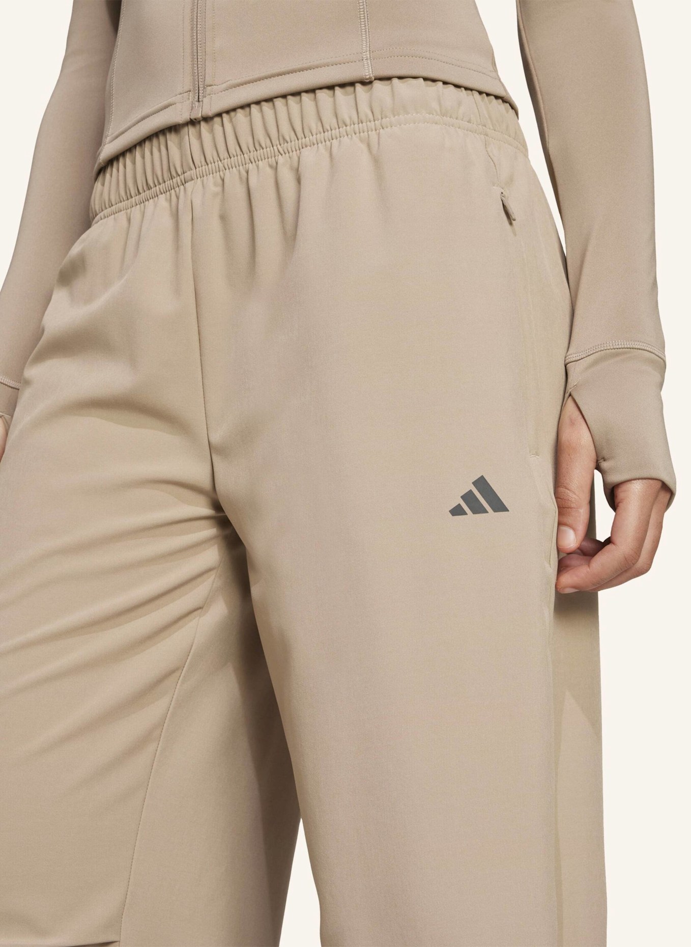 adidas WORKOUT ESSENTIALS GEWEBTE TRAININGSHOSE: BRAUN