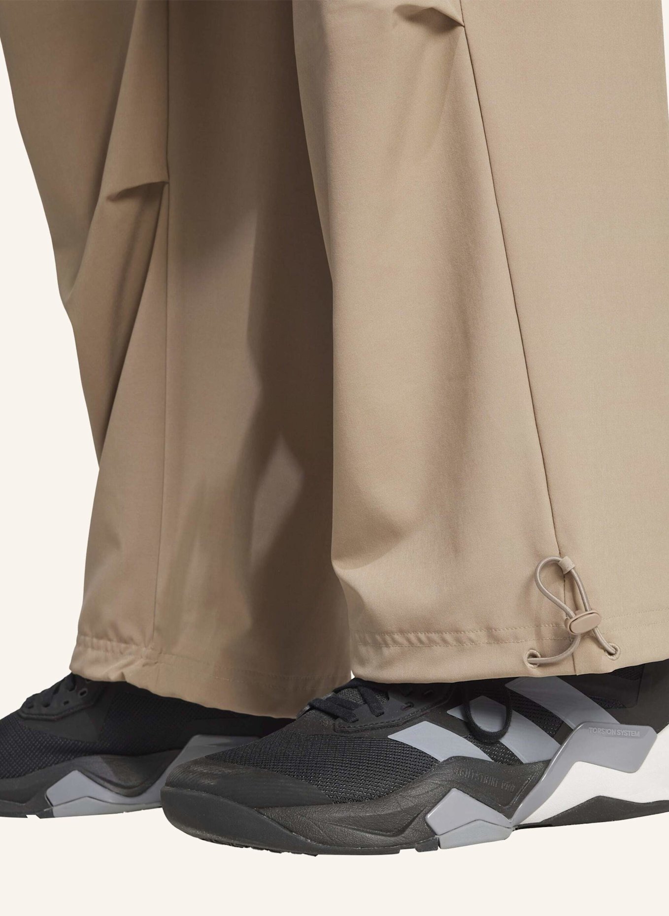 adidas WORKOUT ESSENTIALS GEWEBTE TRAININGSHOSE: BRAUN