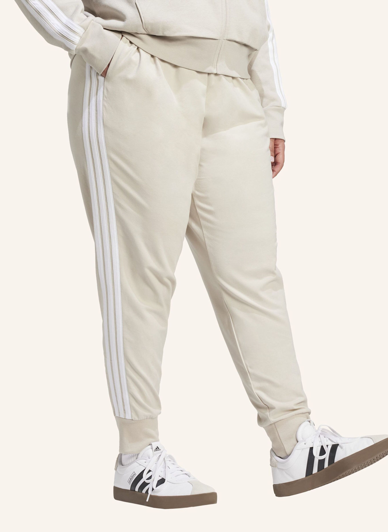adidas ESSENTIALS 3-STREIFEN JOGGER-HOSE (GROSSE GRÖSSEN): BEIGE/ WEISS