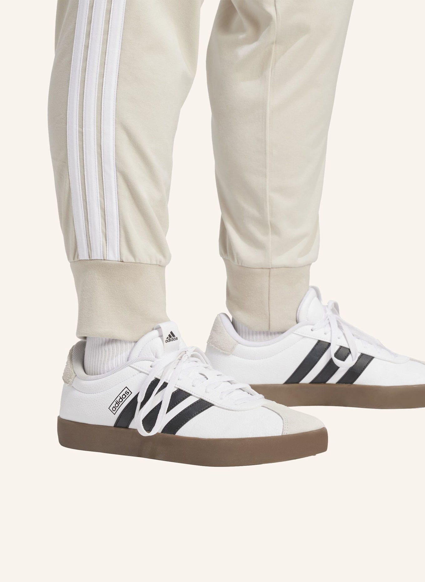 adidas ESSENTIALS 3-STREIFEN JOGGER-HOSE (GROSSE GRÖSSEN): BEIGE/ WEISS