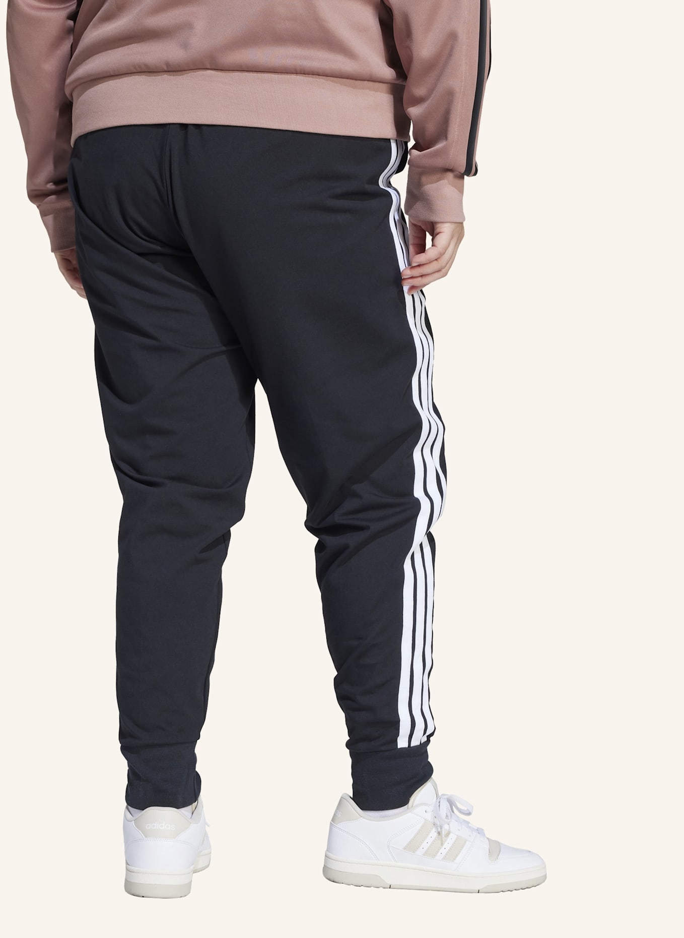 adidas ESSENTIALS 3-STREIFEN JOGGER-HOSE (GROSSE GRÖSSEN): SCHWARZ/ WEISS