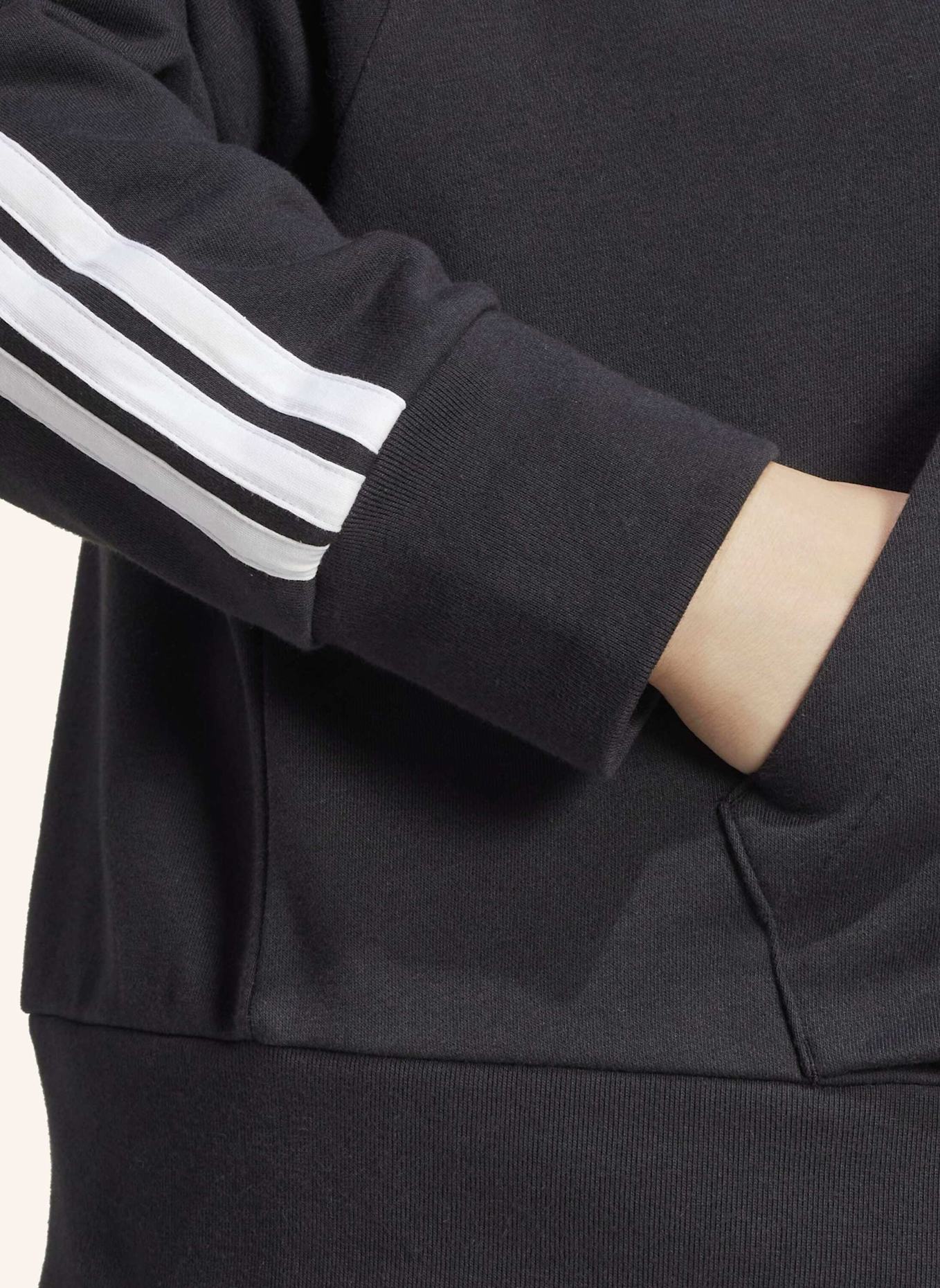 adidas ESSENTIALS 3-STREIFEN FRENCH TERRY QUARTER-ZIP HOODIE – GROSSE GRÖSSEN: SCHWARZ/ WEISS