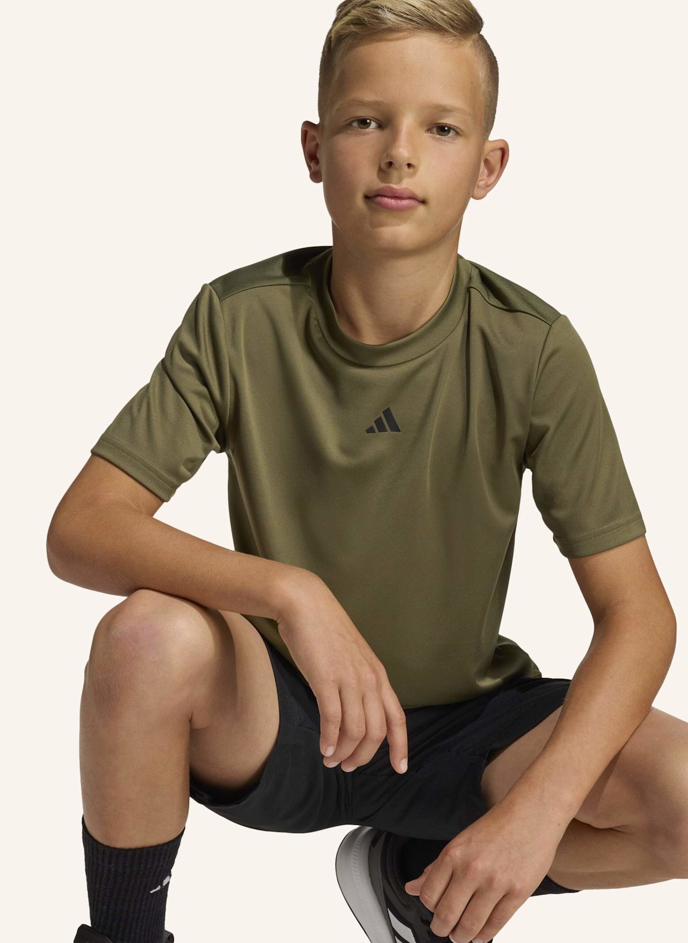 adidas T-Shirt TRAIN ESSENTIALS LOGO: SCHWARZ