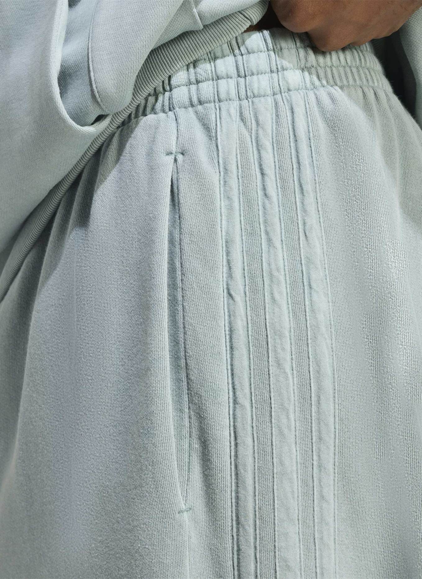 adidas ALL SZN FRENCH TERRY WASHED LOOSE HOSE: GRÜN