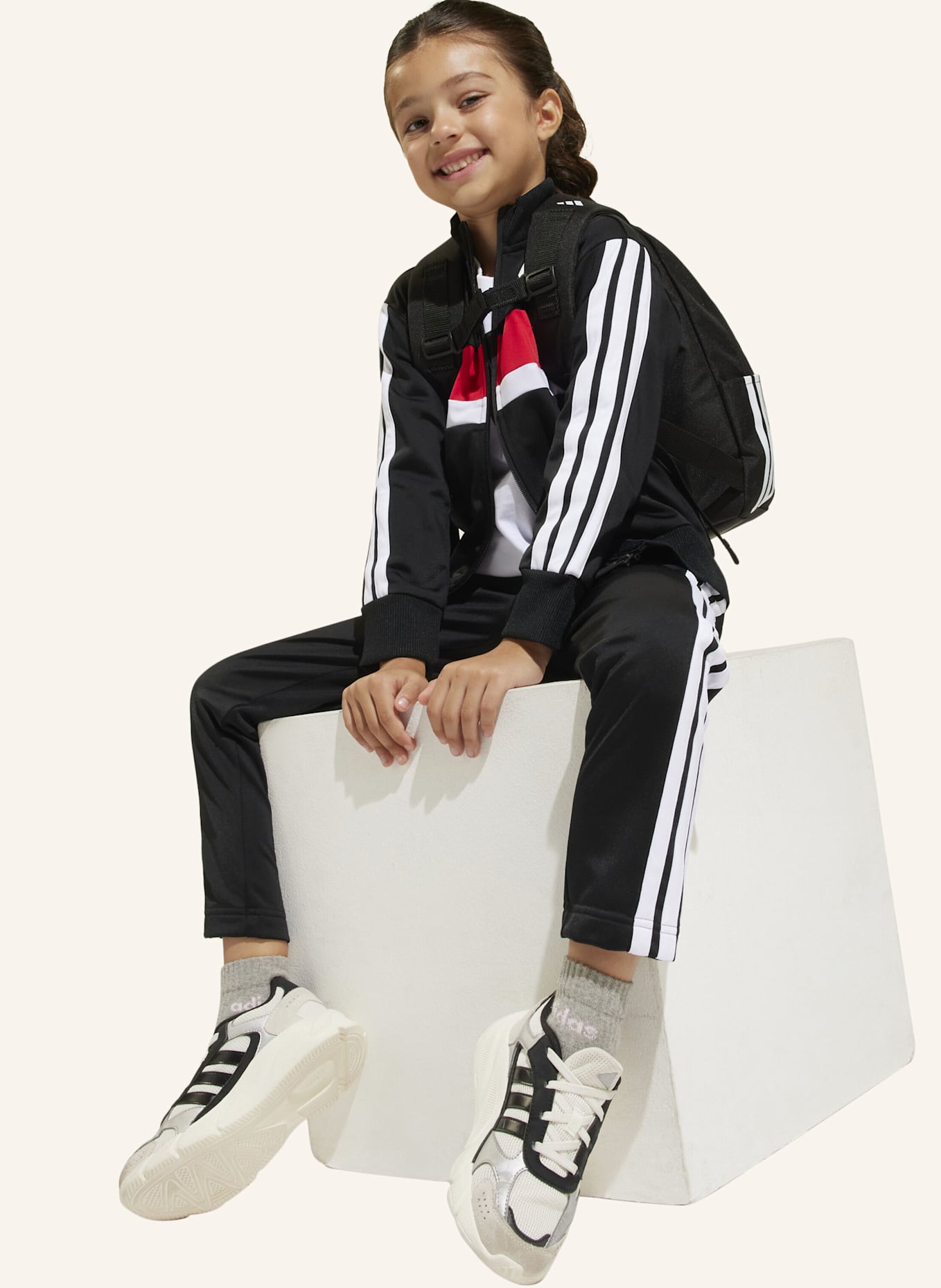 adidas SEASONAL ESSENTIALS TIBERIO 3-STREIFEN TRICOT KIDS TRAININGSANZUG: SCHWARZ/ WEISS/ ROT