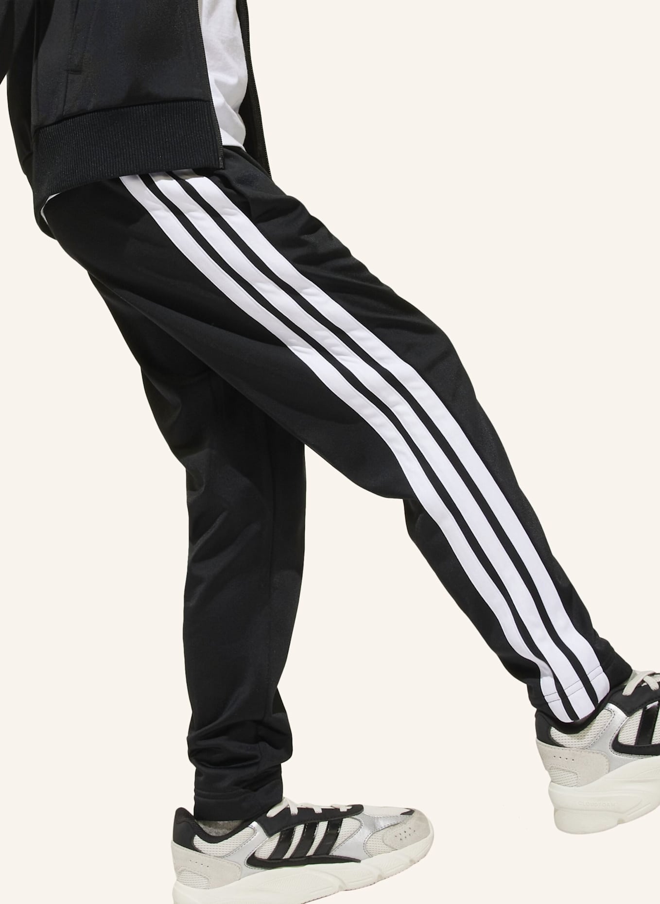 adidas SEASONAL ESSENTIALS TIBERIO 3-STREIFEN TRICOT KIDS TRAININGSANZUG: SCHWARZ/ WEISS/ ROT