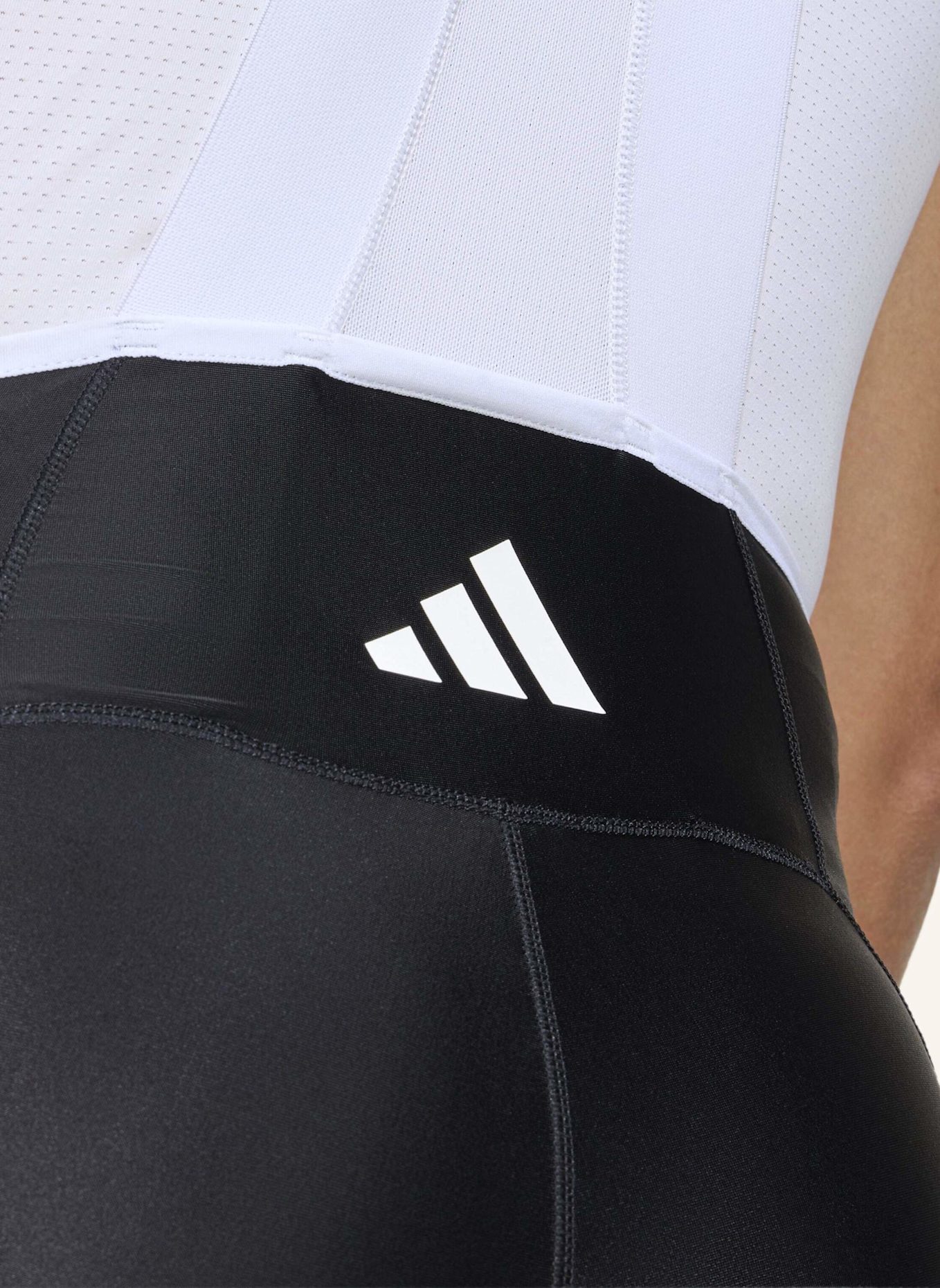 adidas ESSENTIALS GEPOLSTERTE FAHRRADSHORTS MIT TRÄGERN: SCHWARZ
