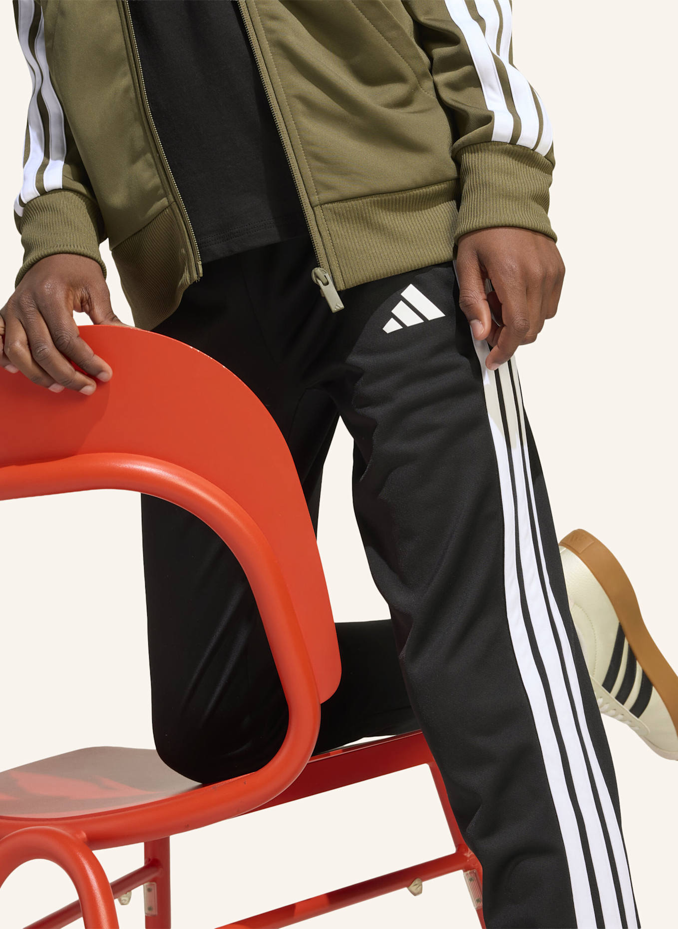 adidas SEASONAL ESSENTIALS TIBERIO 3-STREIFEN TRICOT KIDS TRAININGSANZUG: WEISS