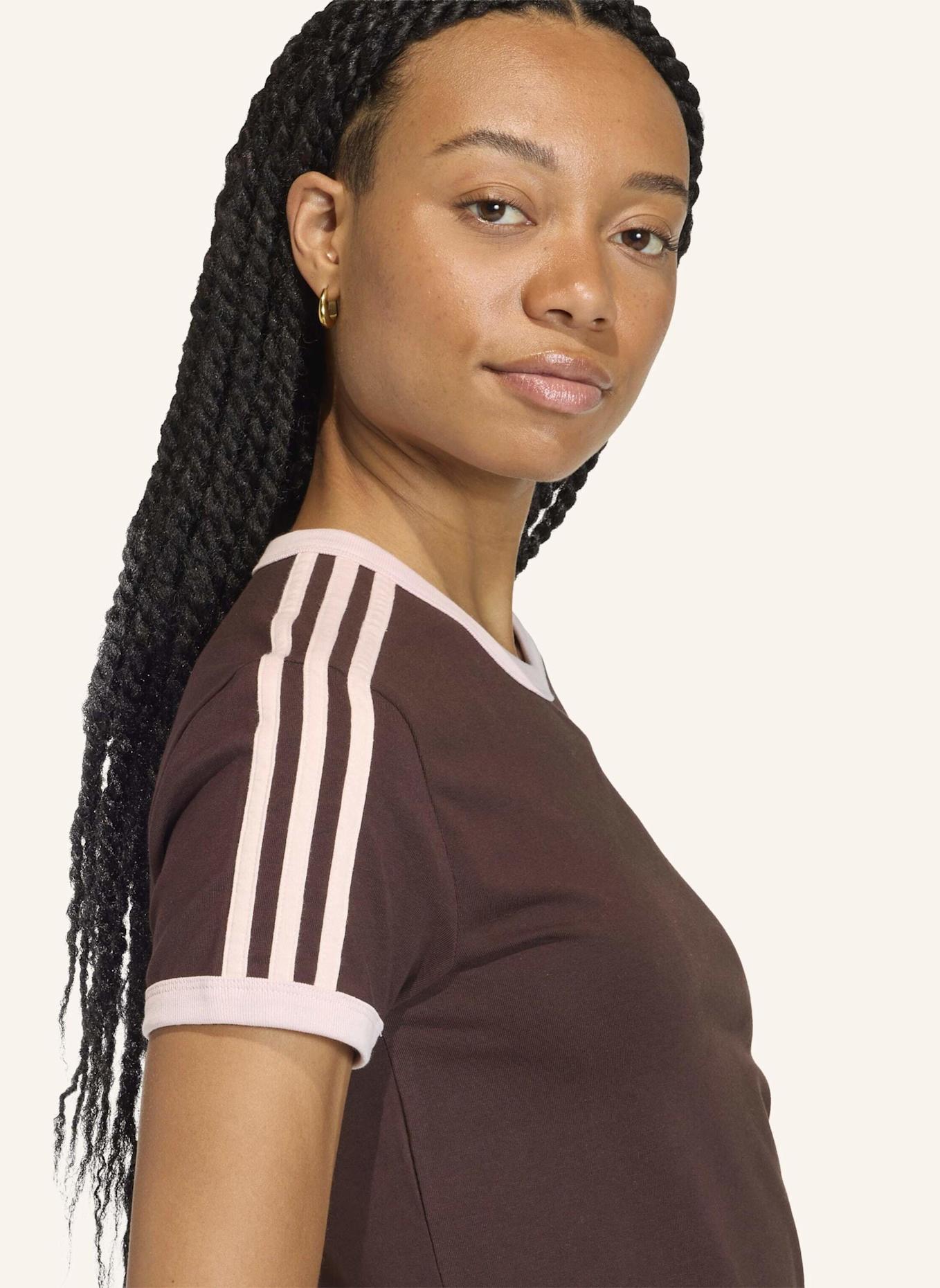 adidas Originals 3-STREIFEN SLIM T-SHIRT: BRAUN/ ROSA