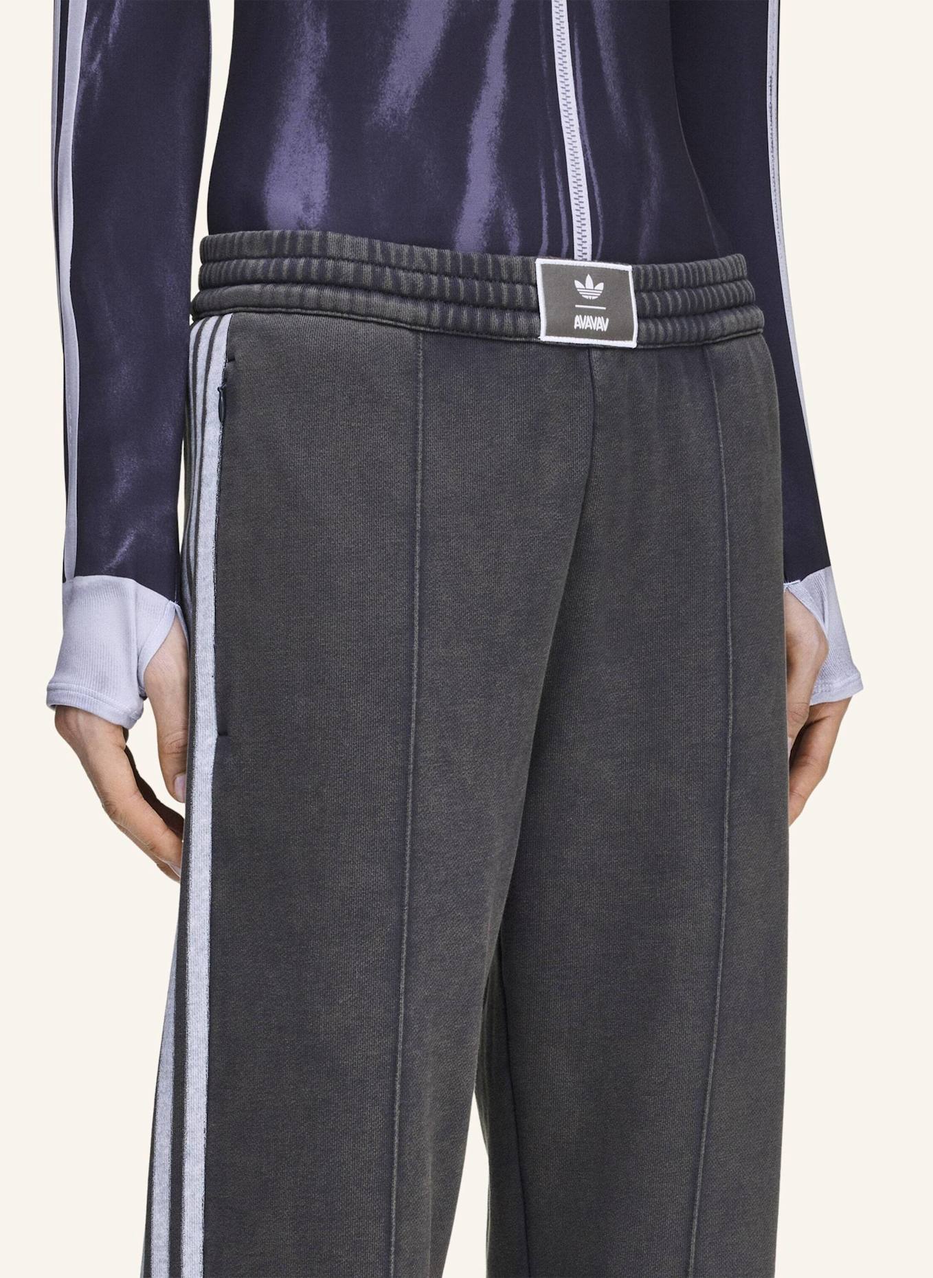 adidas Originals ADIDAS ORIGINALS BY AVAVAV TRAININGSHOSE AUS FRENCH TERRY: GRAU