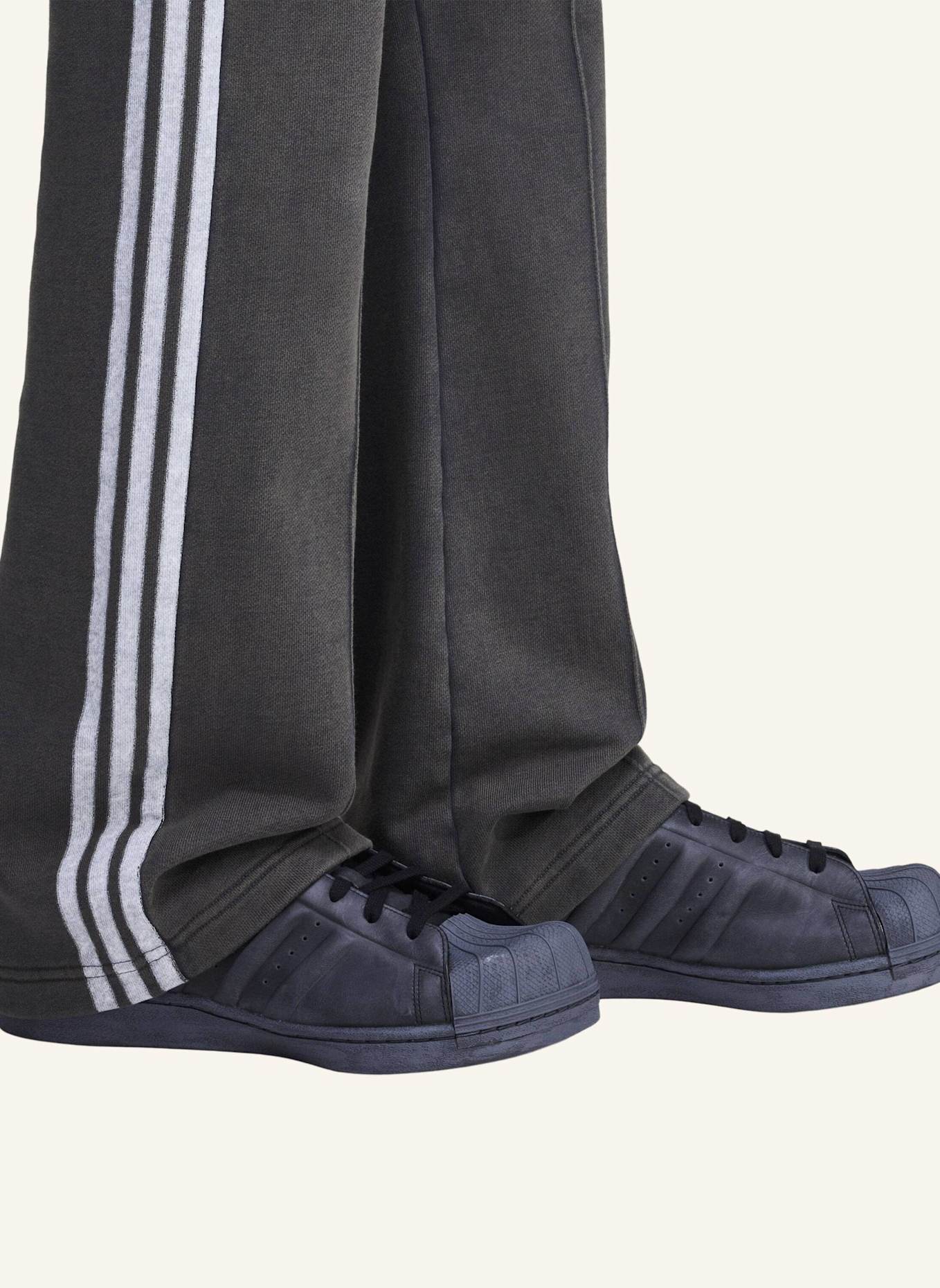 adidas Originals ADIDAS ORIGINALS BY AVAVAV TRAININGSHOSE AUS FRENCH TERRY: GRAU