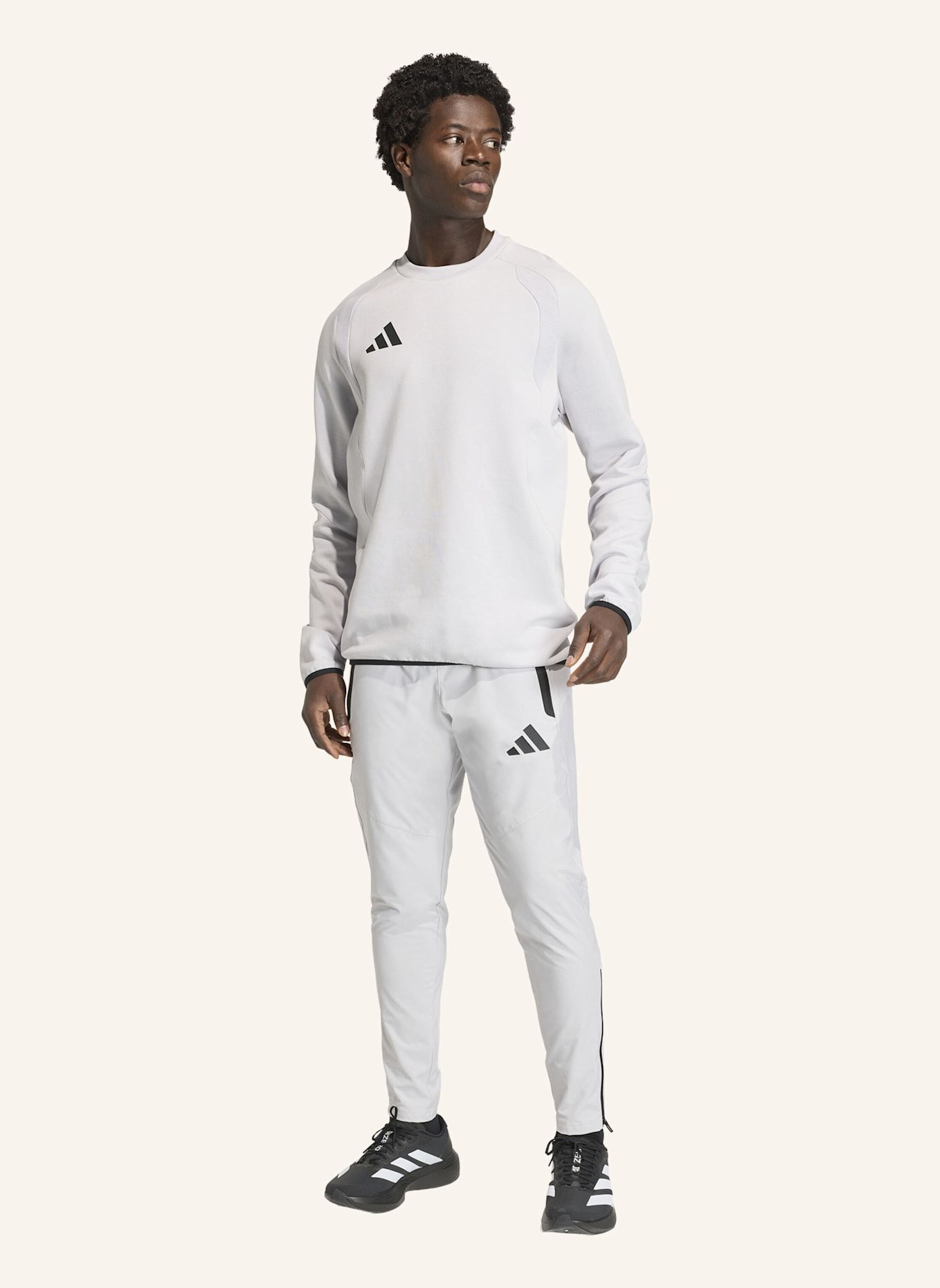 adidas TIRO TRAVEL SWEATSHIRT, RUNDHALSAUSSCHNITT: GRAU / SCHWARZ