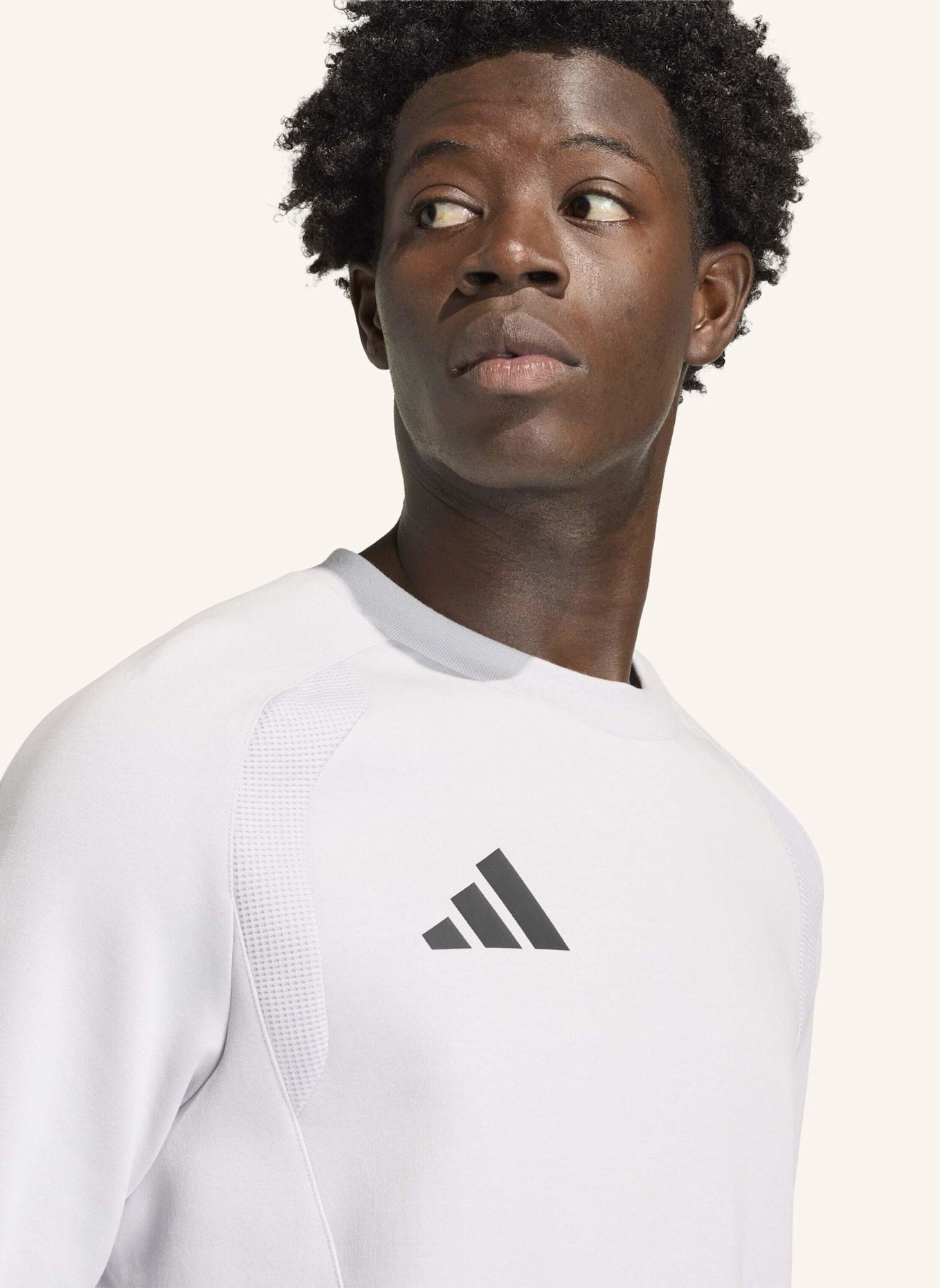 adidas TIRO TRAVEL SWEATSHIRT, RUNDHALSAUSSCHNITT: GRAU / SCHWARZ