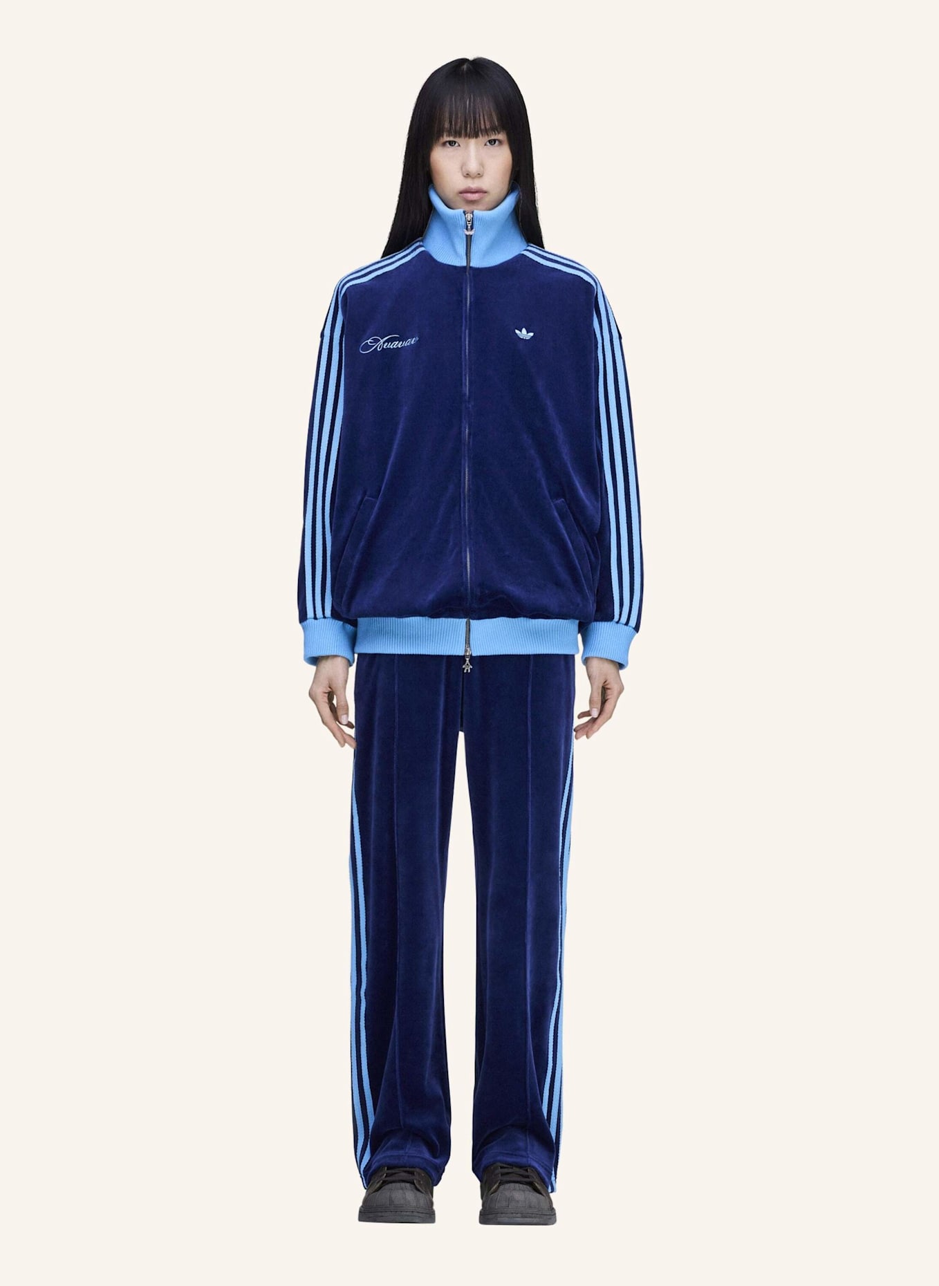 adidas Originals ADIDAS ORIGINALS BY AVAVAV VELOURS TRAININGSHOSE: BLAU